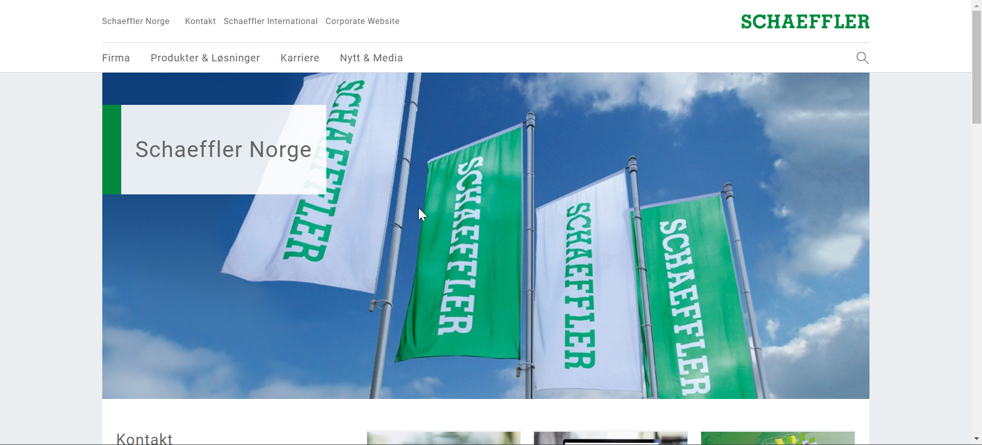 Bilder av flere flagg med Schaeffler-logoen som vaier i vinden mot en blå himmel med noen skyer.