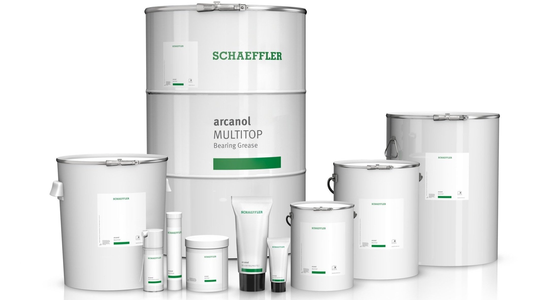 Bildet viser ulike hvite industrielle produktemballasje, inkludert store tønner og små beholdere med grønne og svarte etiketter, brukt til smøremidler og avanserte industrielle kjemikalier.