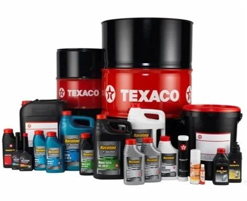 Samling av Texaco-bilsparprodukter, inkludert oljefor, drivstofftilsetning og andre bilvedlikeholdsprodukter.