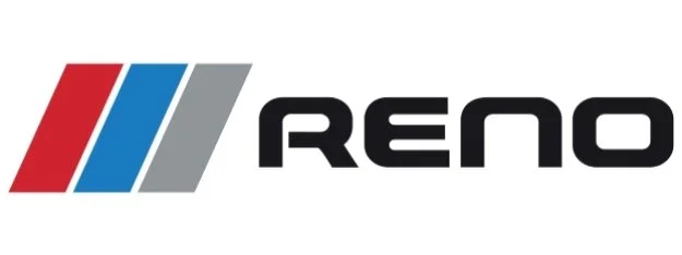 Reno-logo med tre diagonale striper i rød, blå og grå, og ordet 'RENO' ved siden av.