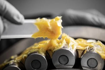 Tysse av smør mellom fleskeklemmer.