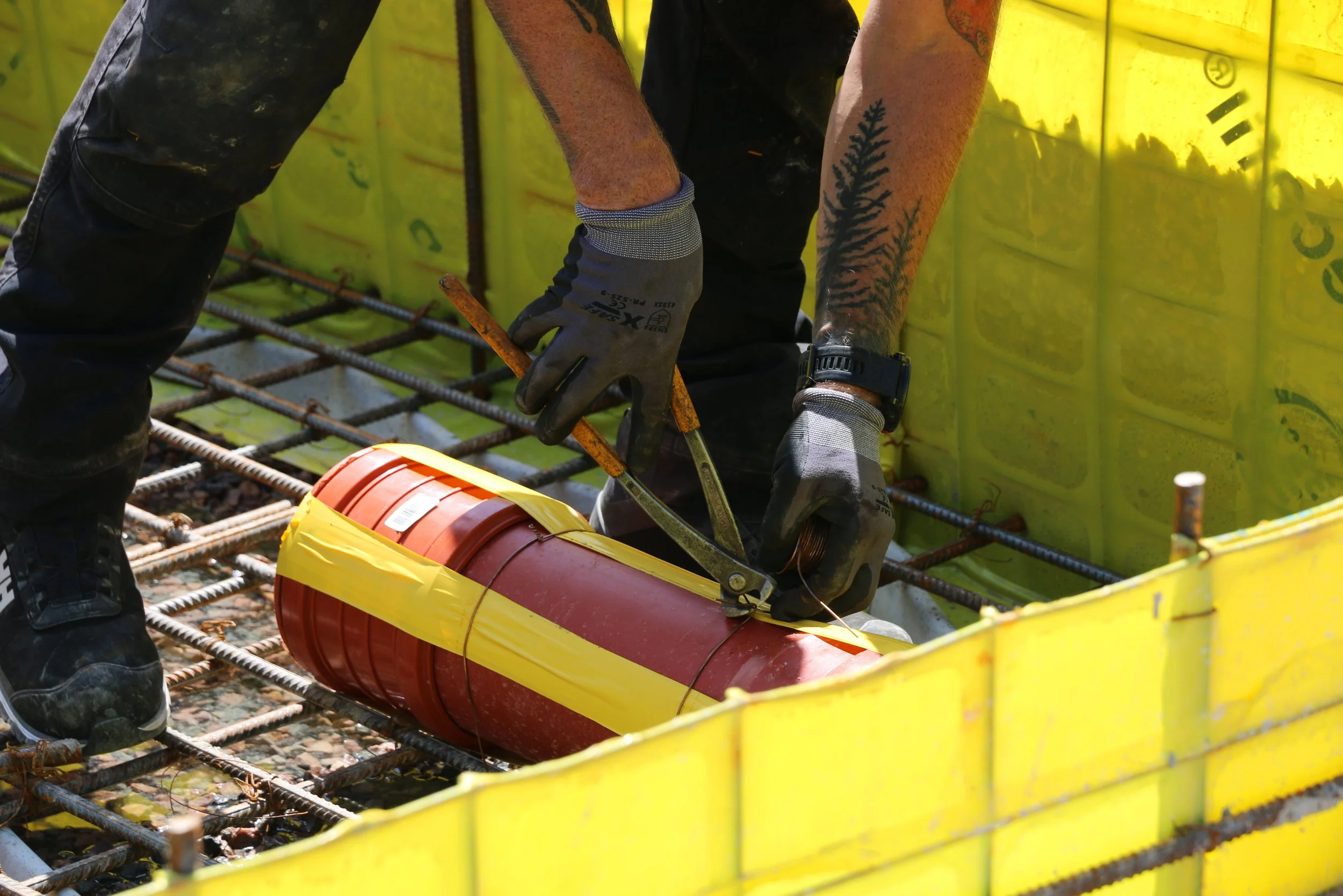 Tidskapsel fästs med ståltråd i byggnadens grund.