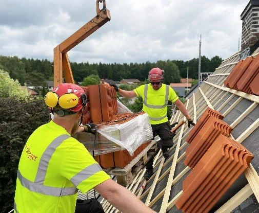 Picture of two empoyers from Rehn Bygger, standing on a roof.