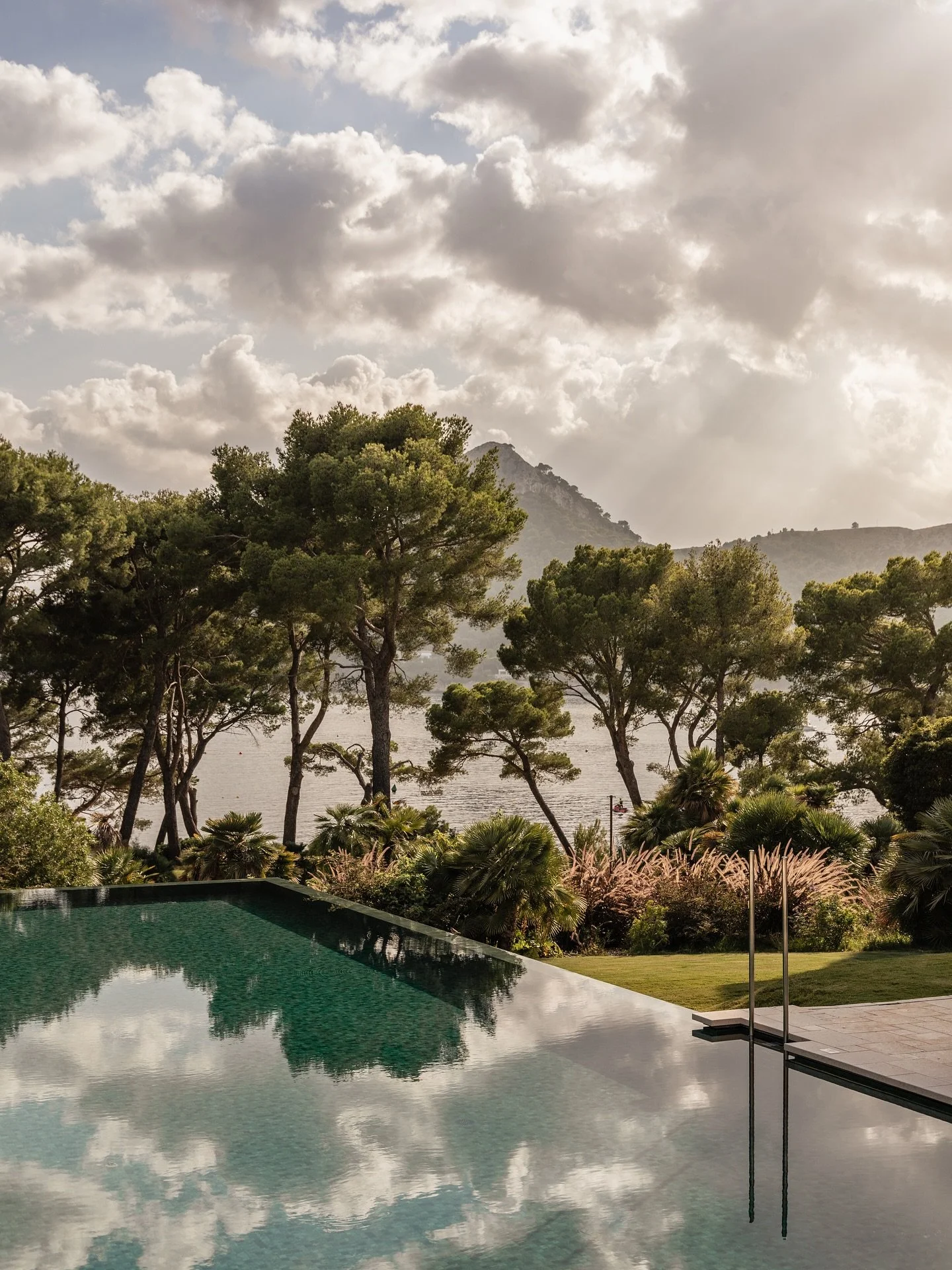 A long-awaited visit&hellip; and worth every moment.

Last week, my husband and I spent the day at @fsrmallorca &mdash; a place I&rsquo;ve been curious to experience ever since the iconic Formentor reopened under the Four Seasons name.
⁠
From the tra