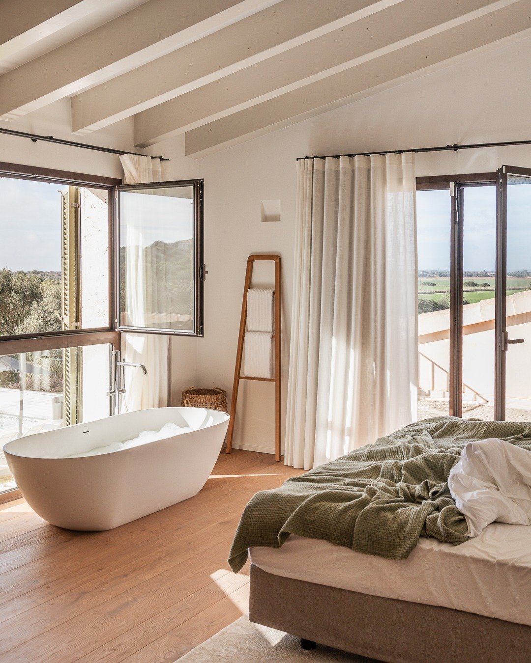 Mallorca is small, yet it offers such distinct ways of living.
The coast.
The city.
The countryside.
Each one carries a different rhythm, a different promise.
Lately, I find myself increasingly drawn to places away from the crowds.
More land. More qu