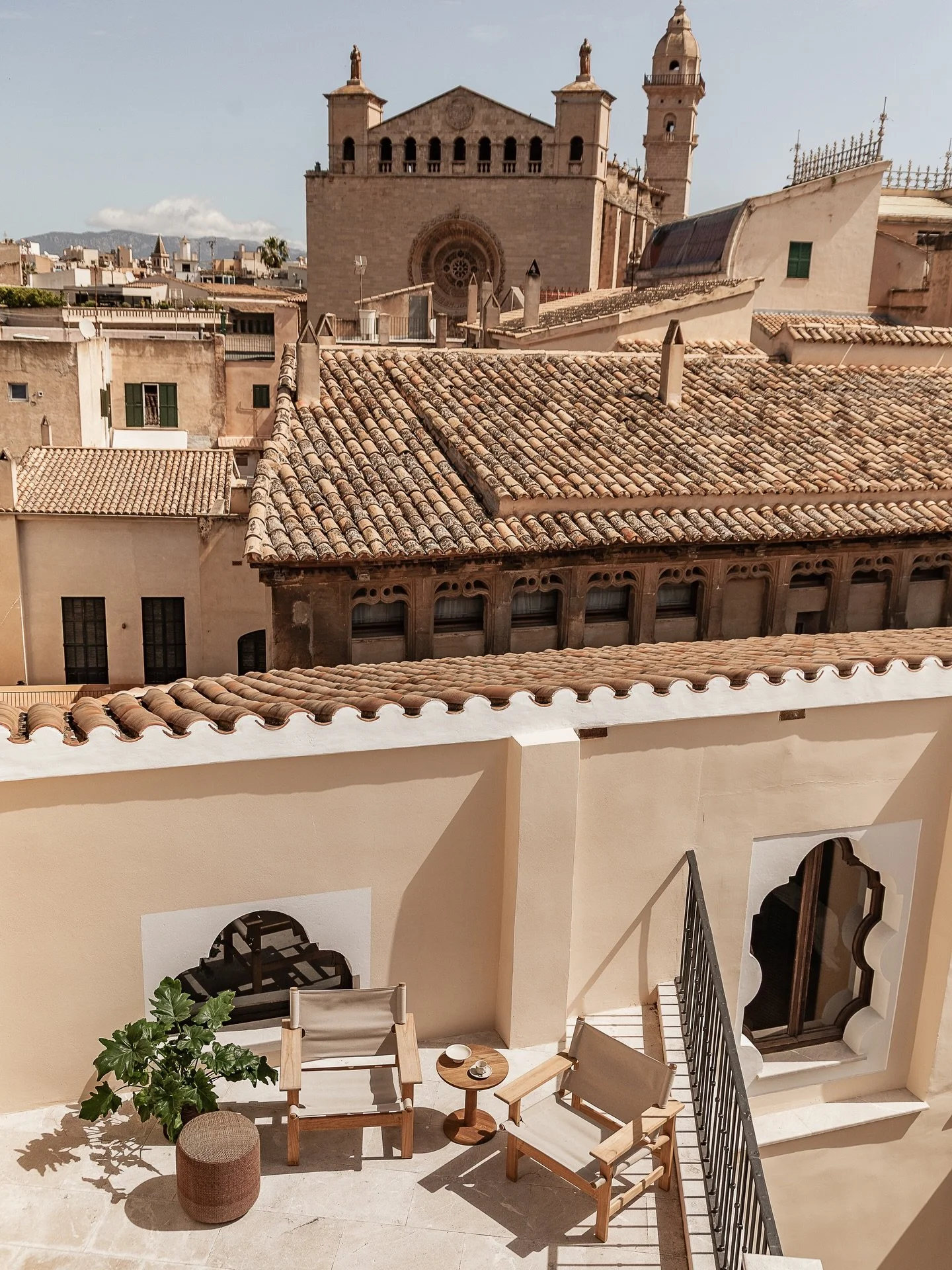 Calle Sol is one of those streets you have to know to find.
Tucked into Calatrava &mdash; Palma&rsquo;s most sought-after quarter &mdash; it sits just minutes from Pla&ccedil;a Cort, from Passeig de Borne, from everything that makes this city worth l