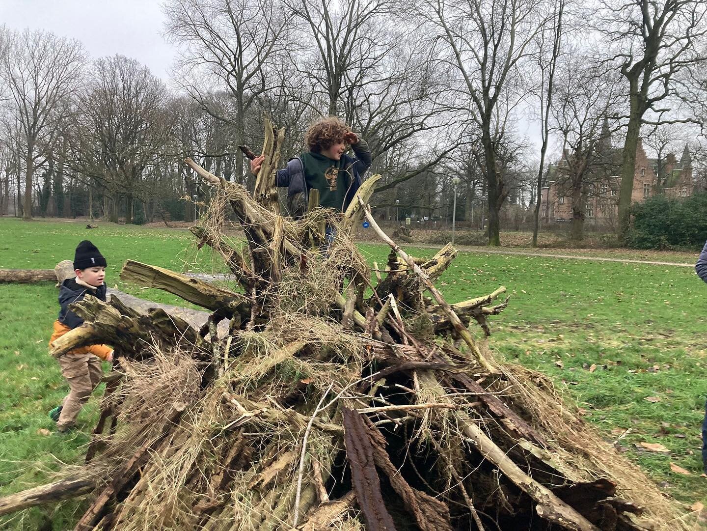 De Verkenners en Jongverkenners hebben zaterdag hun beste schaatsskills boven gehaald en maakten het Boudewijnpark onveilig!
De Kapoenen hadden voor een keer leiding van de Jin en bouwden een gigantisch kamp om stukjes schatkaart te bemachtigen!
In d