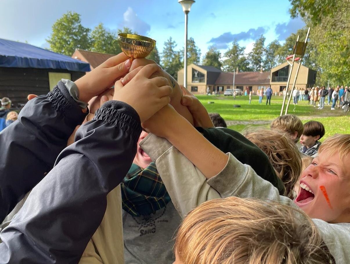 Afgelopen zaterdag speelden de Welpen Highlandgames, gingen de Kapoenen naar de Grieken en Romeinen en maakten de Jongverkenners zich zo vuil mogelijk! Misschien heb je onze Verkenners ook gespot op de &ldquo;Great Bruges Marathon&rdquo;?

Vergeet ko