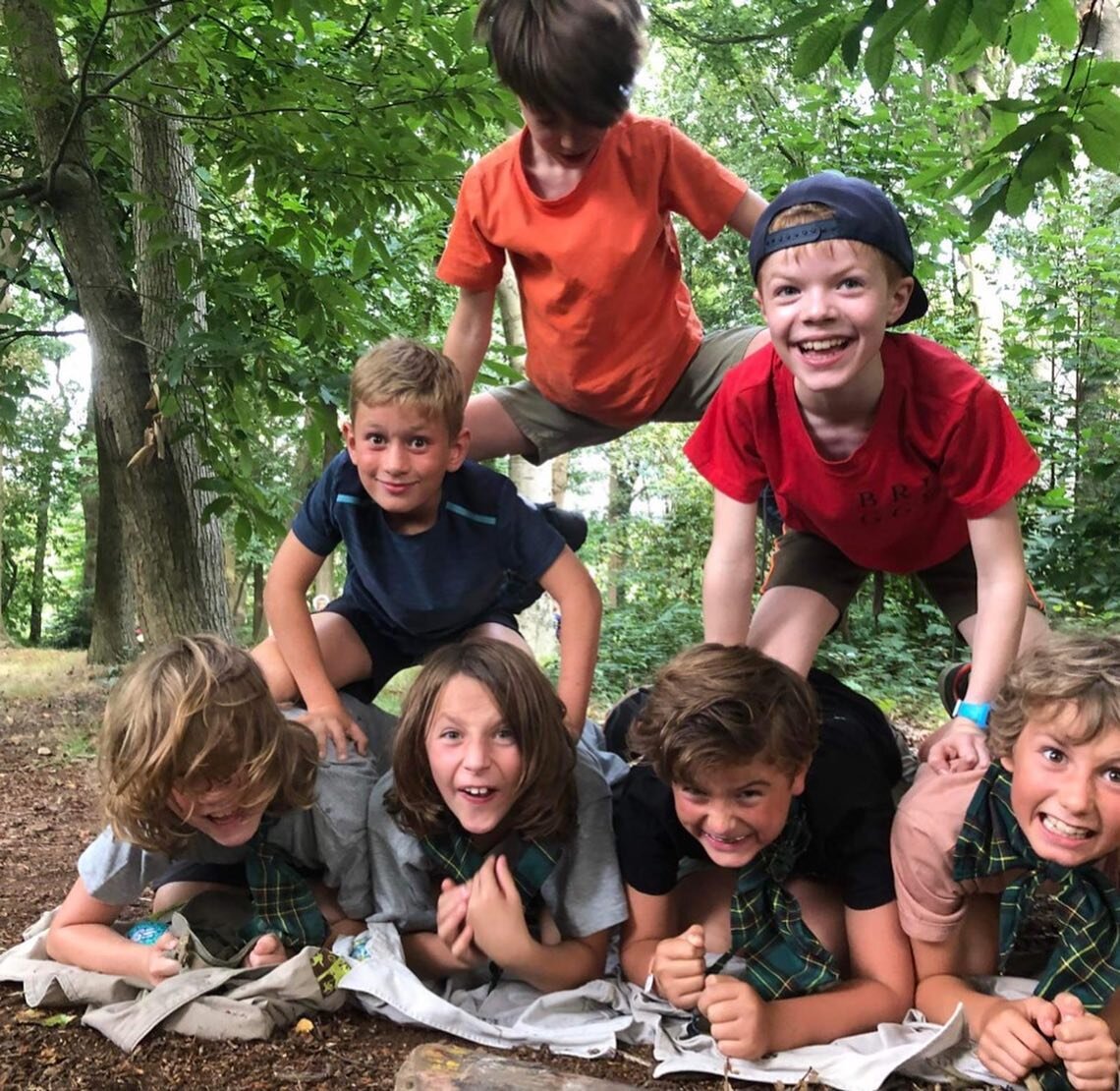 Vriendjesdag!
De Kapoenen gingen reizen door de tijd, de Welpen speelden een ganzenbord-spel, de Jongverkenners hebben hun sportskills bovengehaald en de Verkenners gingen de lijst van Saviaanse spellen af!

Volgende week van 14u tot 17u aan de chale