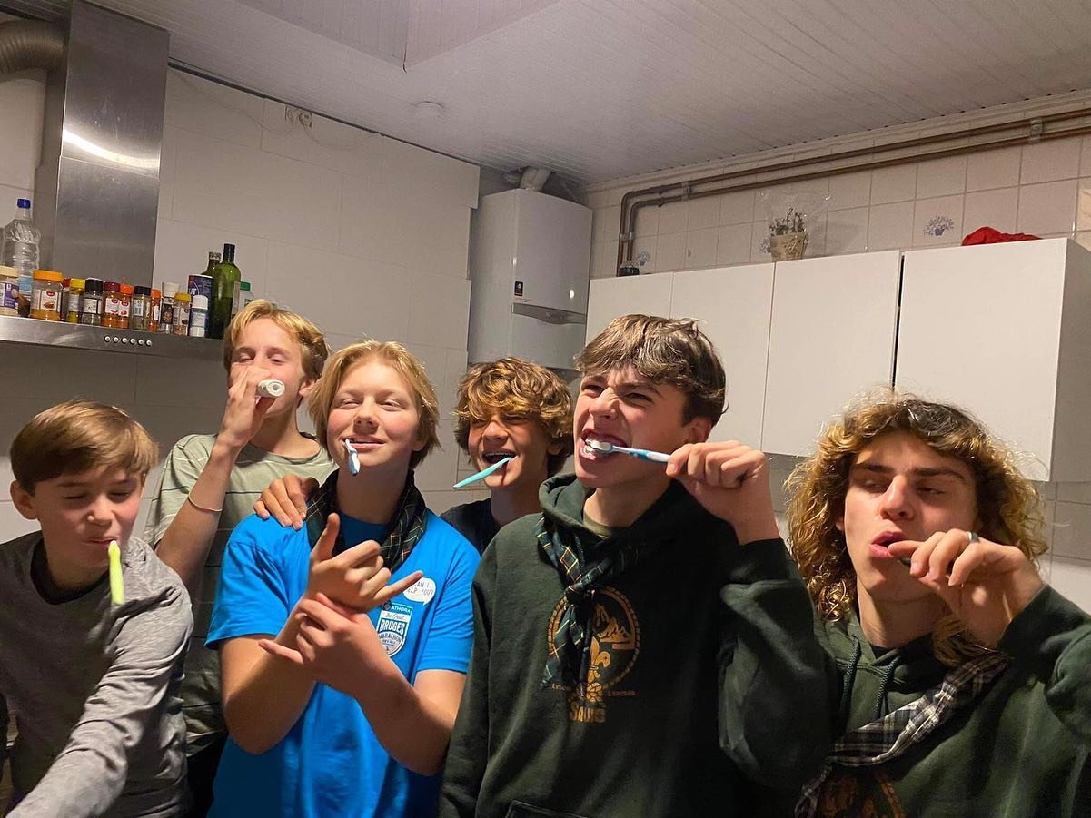 Het was een druk weekend!
Voor veel Kapoenen was het afgelopen zaterdag hun eerste overnachting in de scouts! De Verkenners gingen naar Gent om het daar 2 dagen onveilig te maken en de Jongverkenners hebben hun weekend rond Brugge doorgebracht!
De We