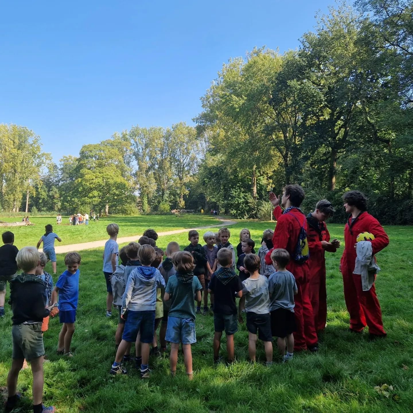 Vriendjesdag!
De kapoen maakte zich klaar om naar de ruimte te gaan, de welpen speelden mini games om elkaar te leren kennen. Jongverkenners battelden tegen elkaar, Verkenners leerde de leiding kennen en gingen de lijst van Saviaanse spelen af!

Volg