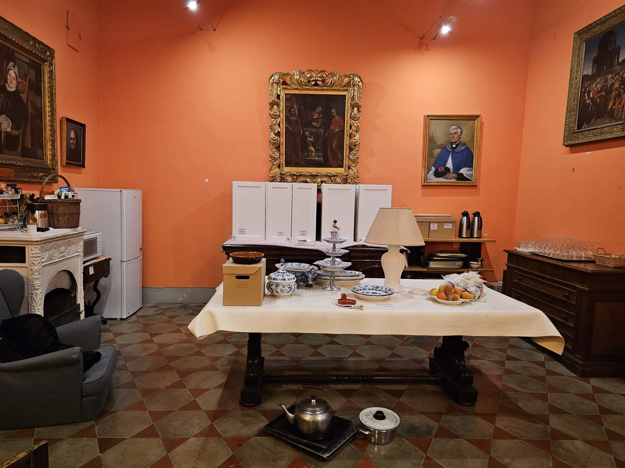 Salone filled with kitchen cupboards, fridge freezer and microwave