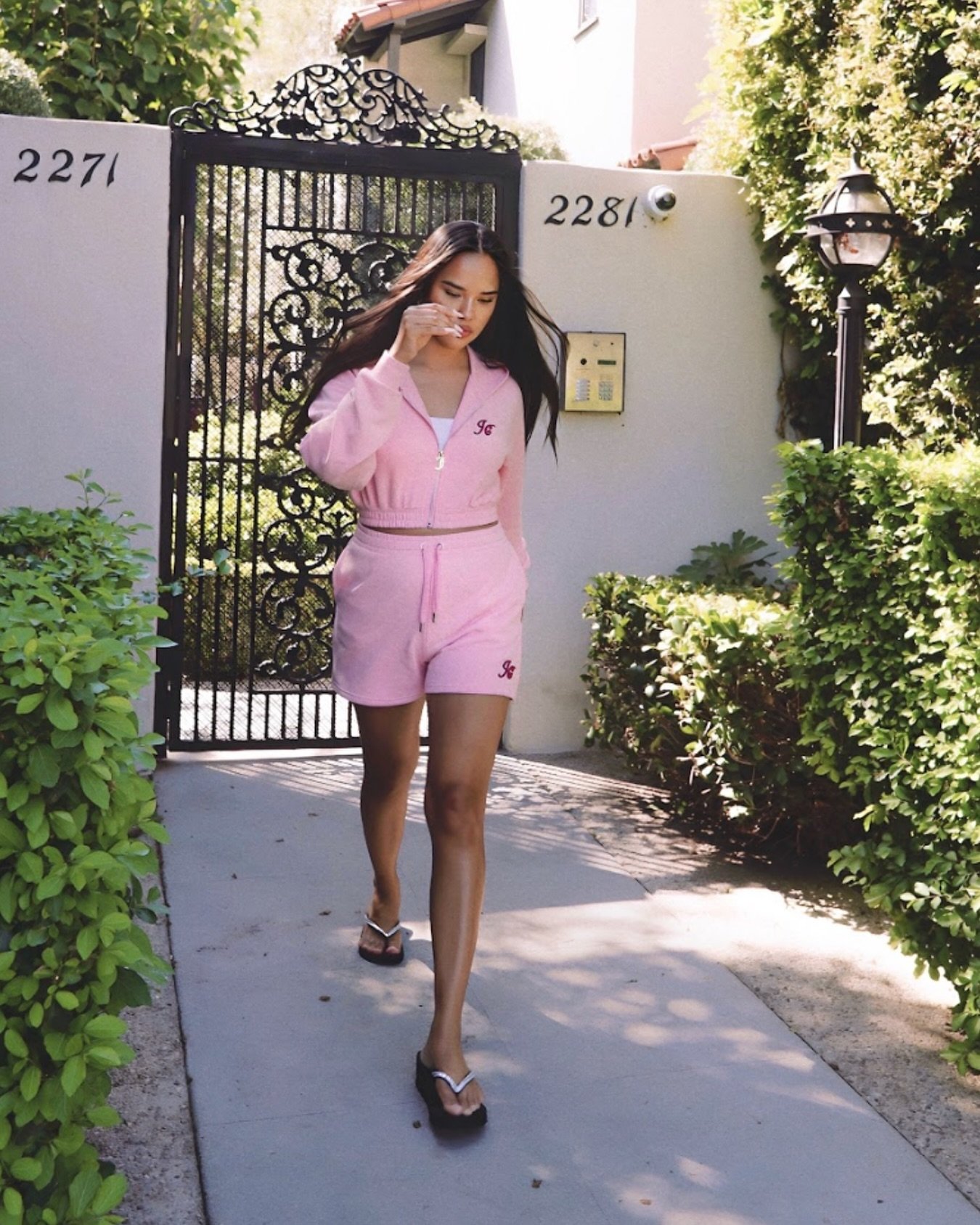 @kehaulanisanares PAPPED IN OUR CANDY PINK RETRO LOOSE FIT SET

SHOP NOW
www.juicycouture.co.uk 
www.juicycouture.eu 
#JuicyCoutureUK #JC

Shoot credits
Photographer: @the.twins.shot.this 
Talent: @kehaulanisanares 
HMUA: @_jordanalex 
Production: Na