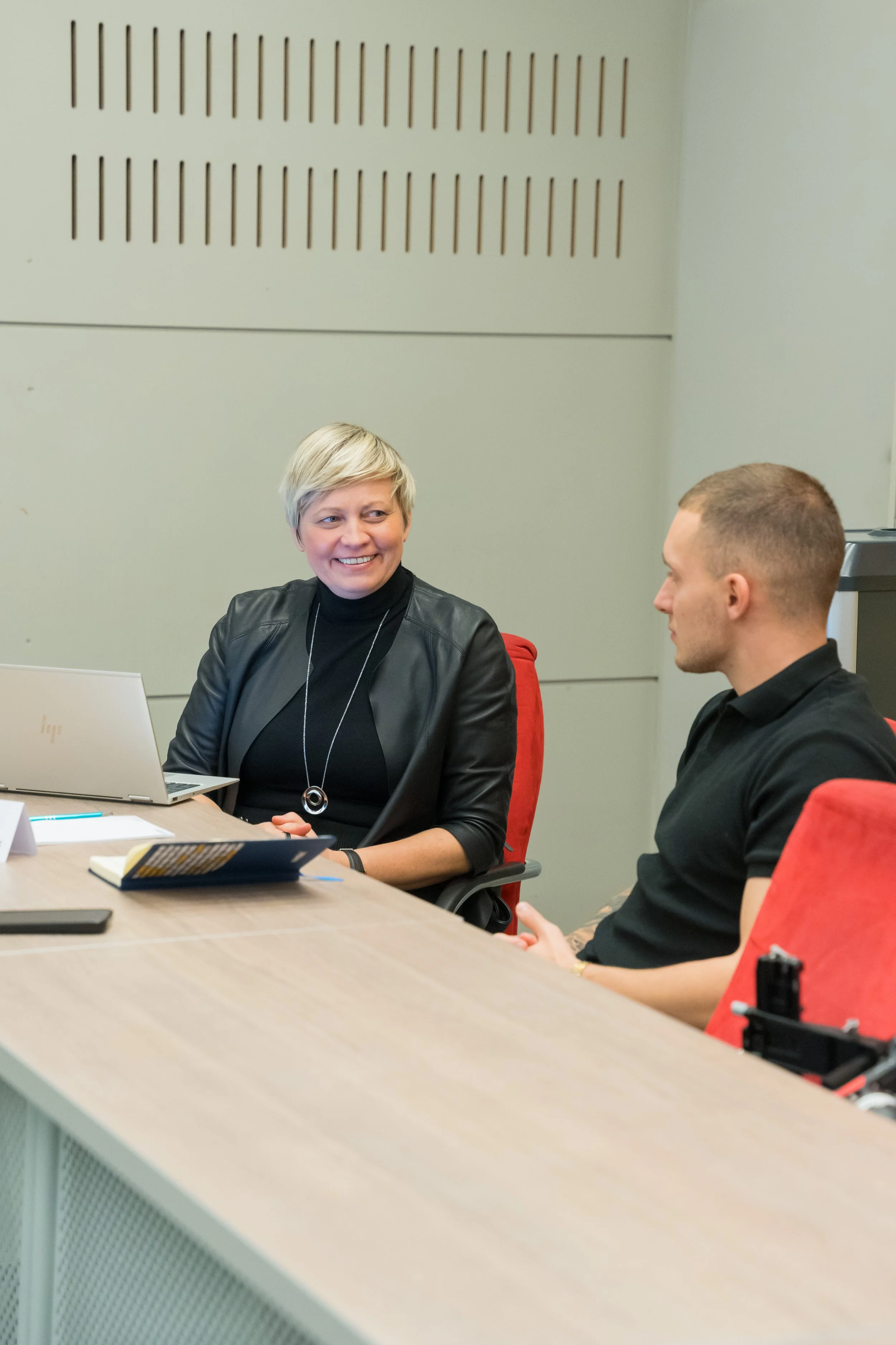 slika svetovalke in predstavnika podjetja