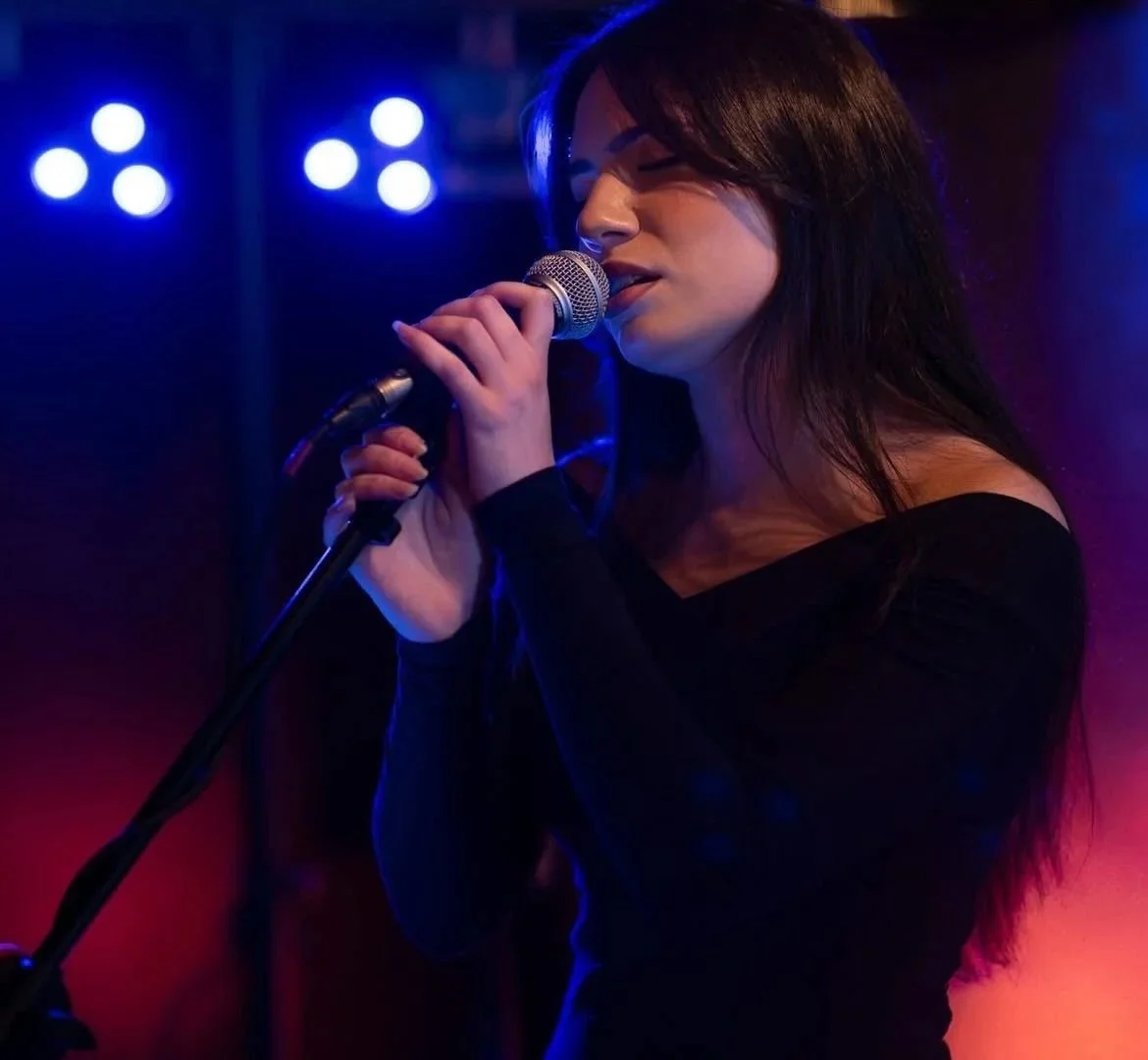 AMY VILLA - LIVE MUSIC 