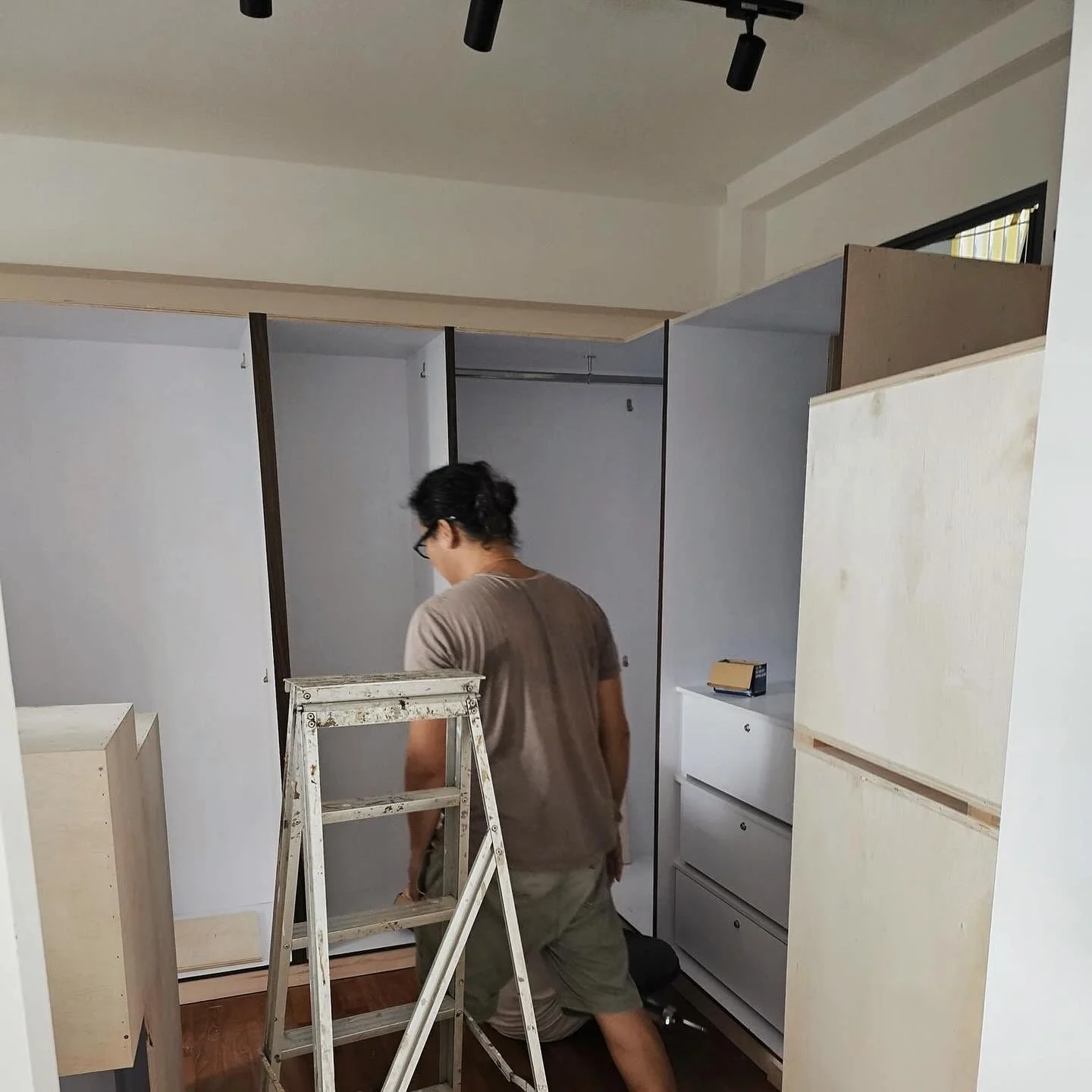 Come behind the scenes with us! Before the start of any renovation project, we recommend laying protective coverings to safeguard your existing flooring and furniture, if any. We strive to give our best, so you can trust us and don&rsquo;t have to wo