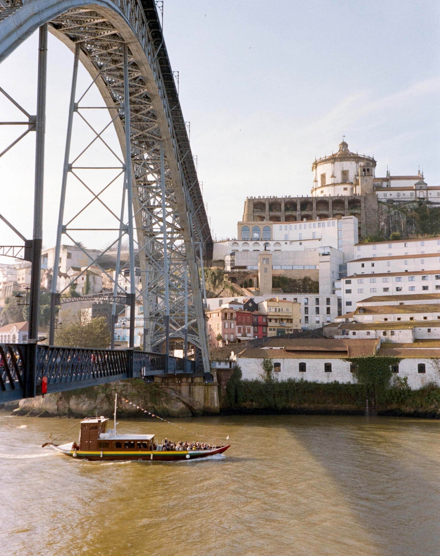 Golden tones of Porto 🎞✨
.
.
#summitvintageco #35mm #pointandshoot #filmphotography #nikon #canon #fuji #kodak