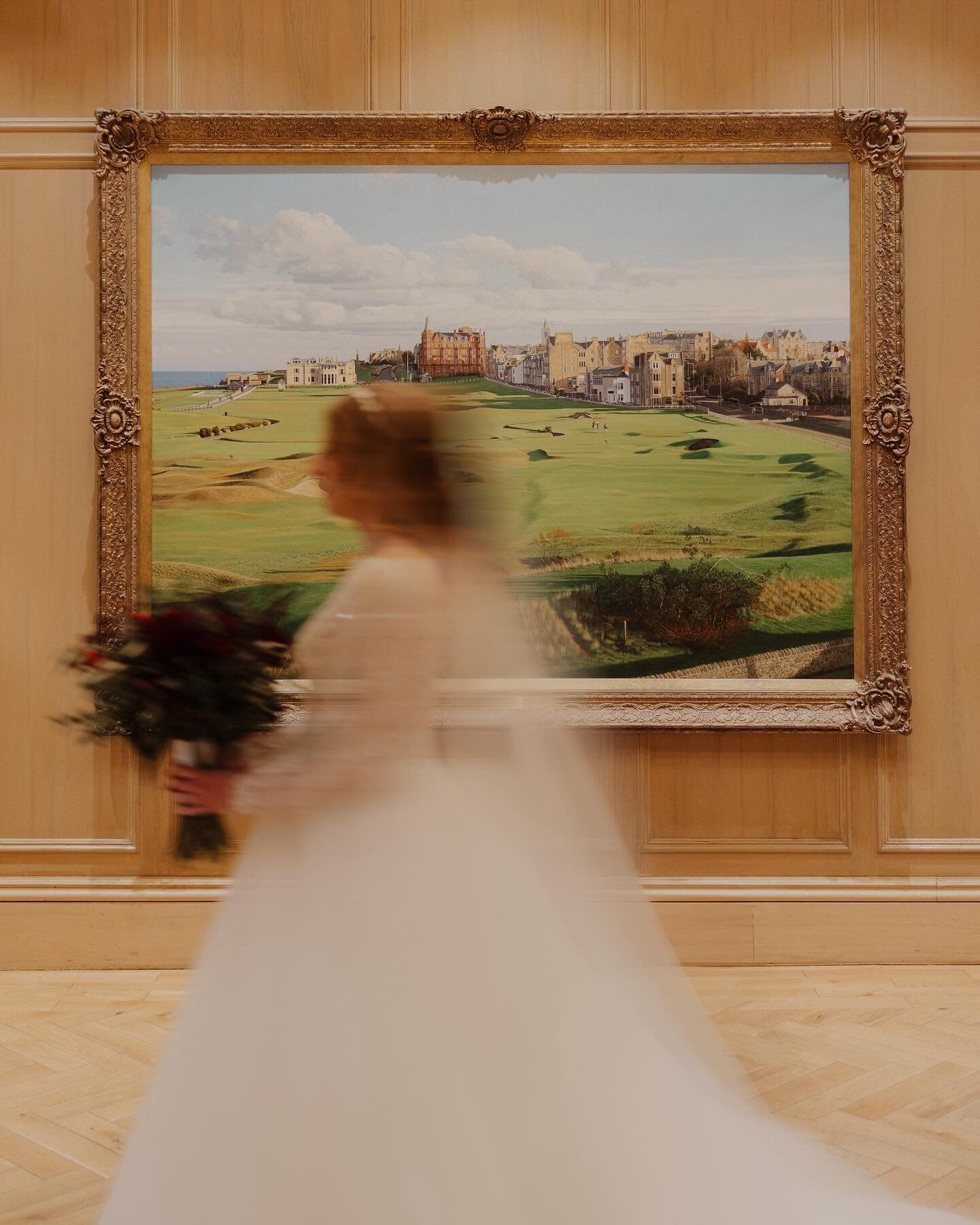 Walking past an iconic scene on an iconic day 😎🏌🏻&zwj;♂️

@oldcoursehotel 

#standrewswedding #thehomeofgolf #theoldcoursehotel #scottishweddingphotographer