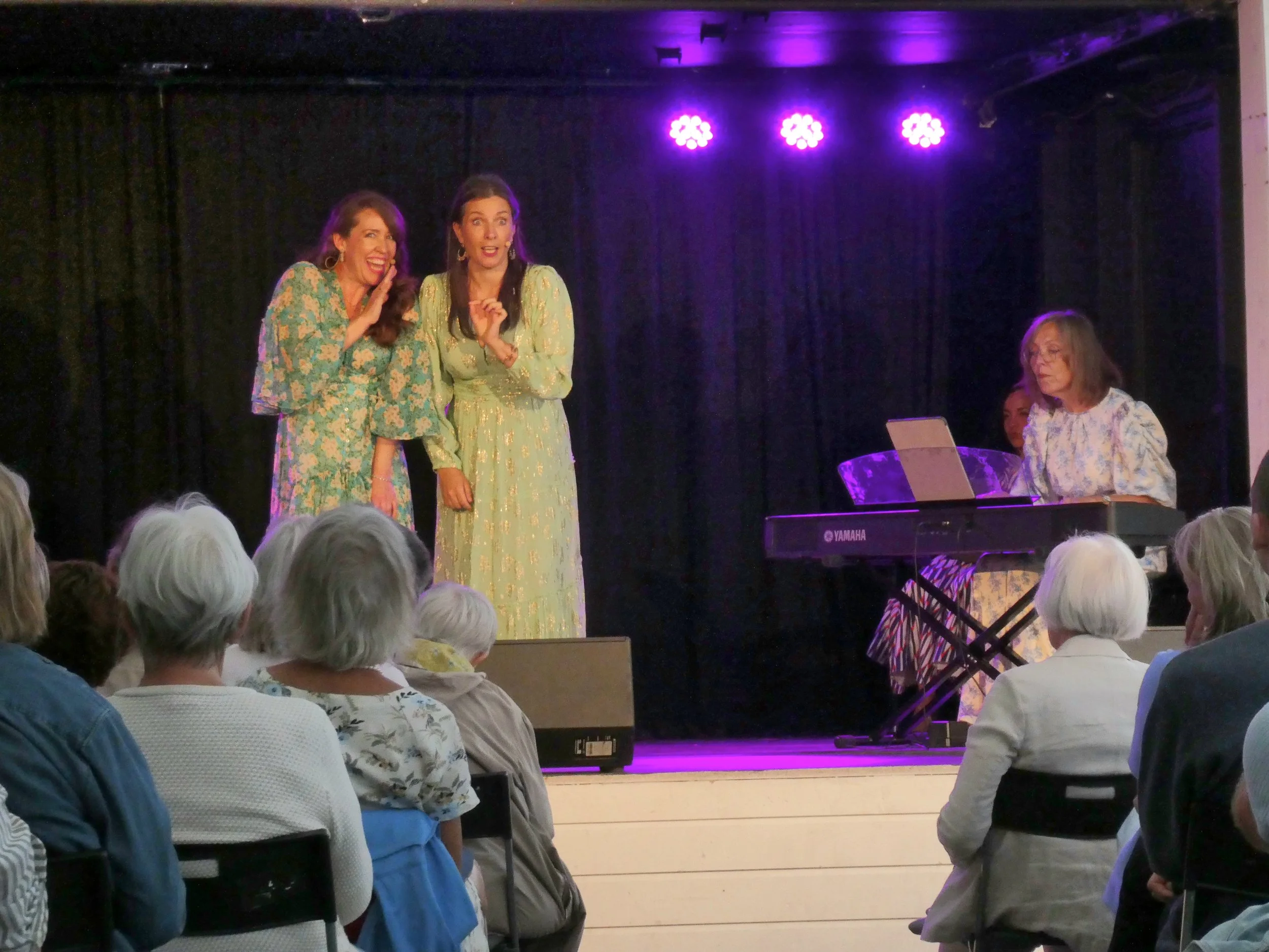 God stemning under Lillesand operafestival 2025. Mariann Fjeld-Solberg og Ingrid Vetlesen synger We are women av Bernstein. Solveig Lie Refvik på piano under konserten på Lillesand Hotel Norge.