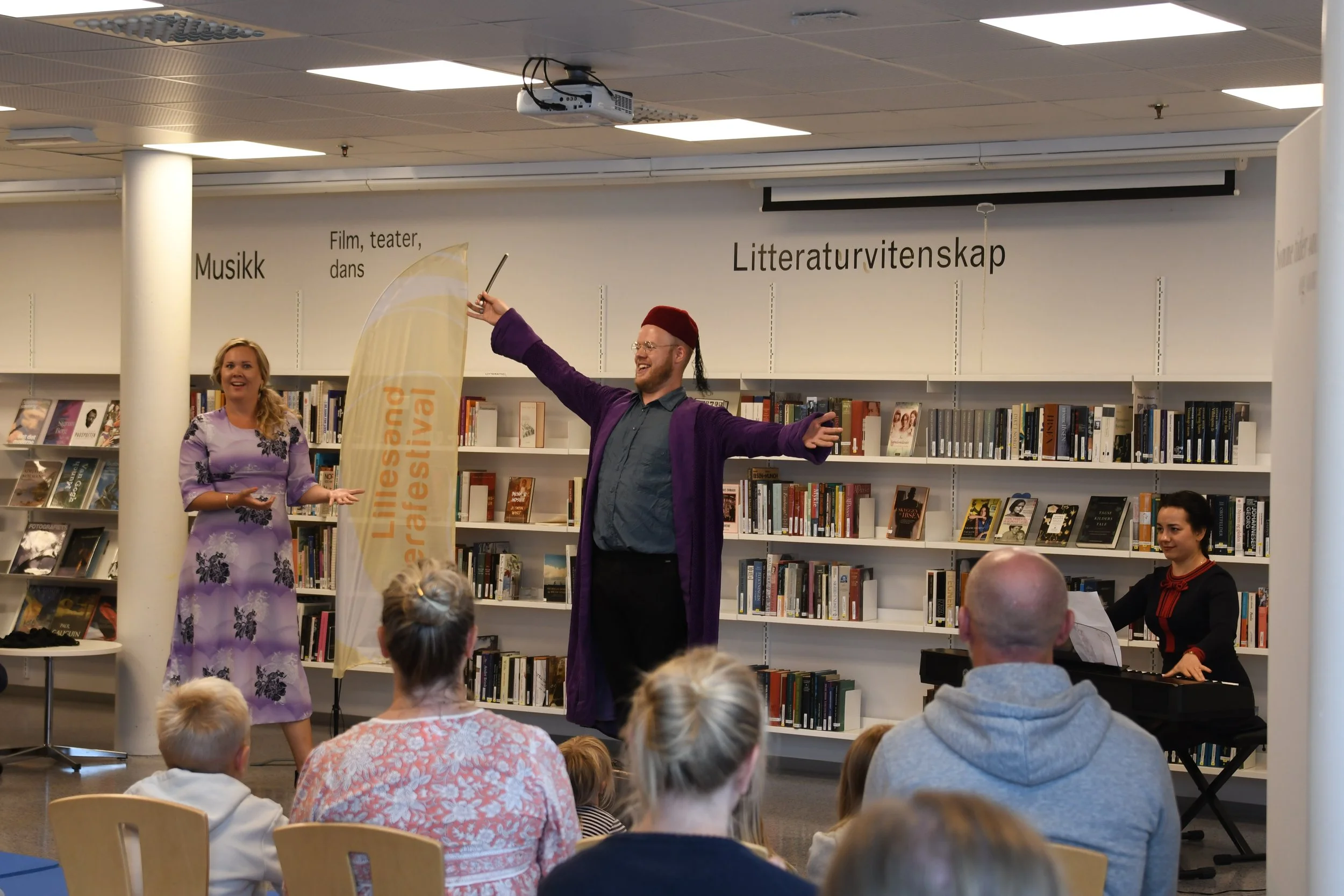 Barneoperaen "Den magiske operakofferten" på Lillesand Folkebibliotek. Stina Levvel, Magnus Dorholt Kjeldal og Dorina Komani engasjerte store og små med opera for barn. Årets barneopera er Operamysteriet.