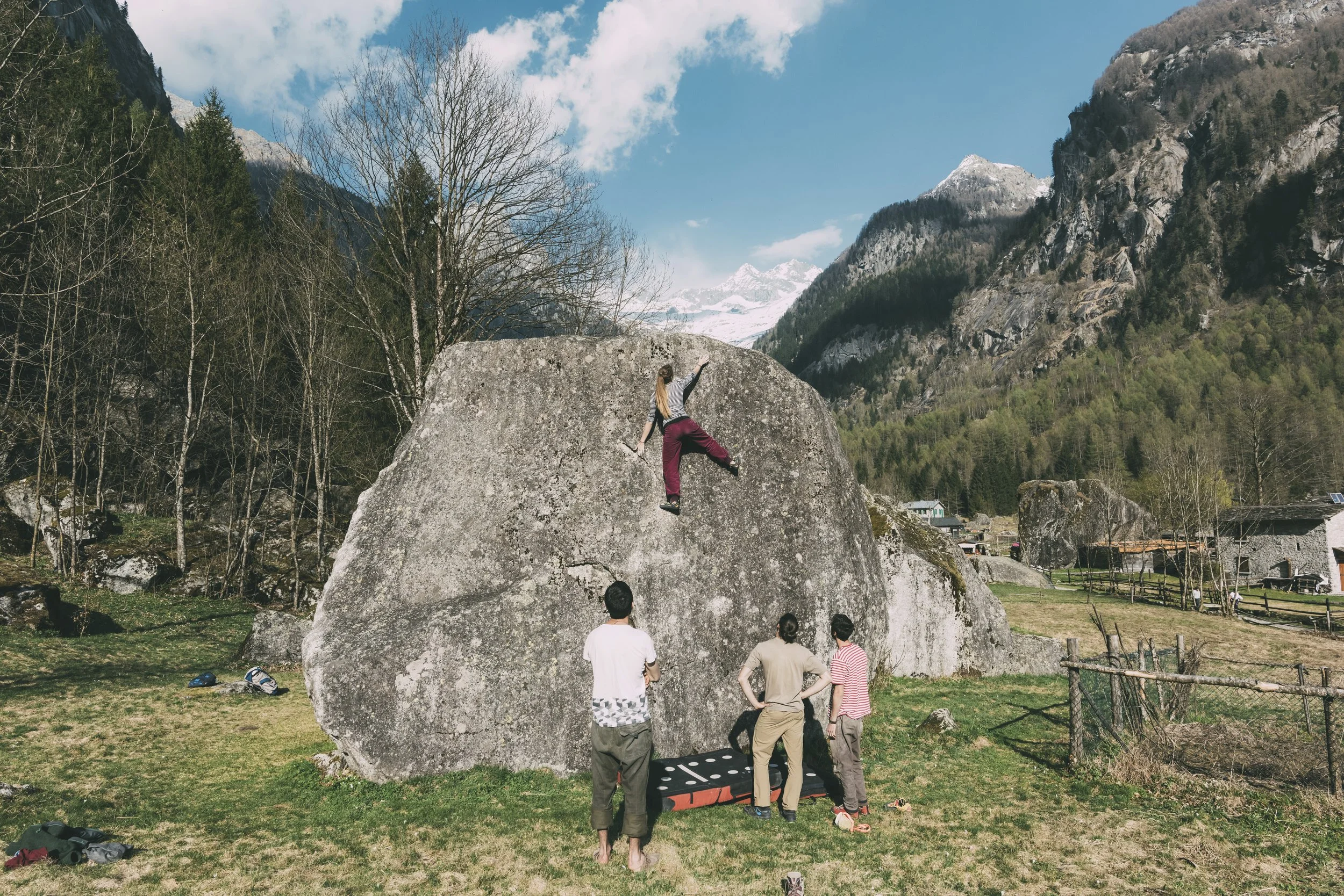 rear-view-of-adult-bouldering-friends-watching-you-2026-01-09-08-43-42-utc.jpg