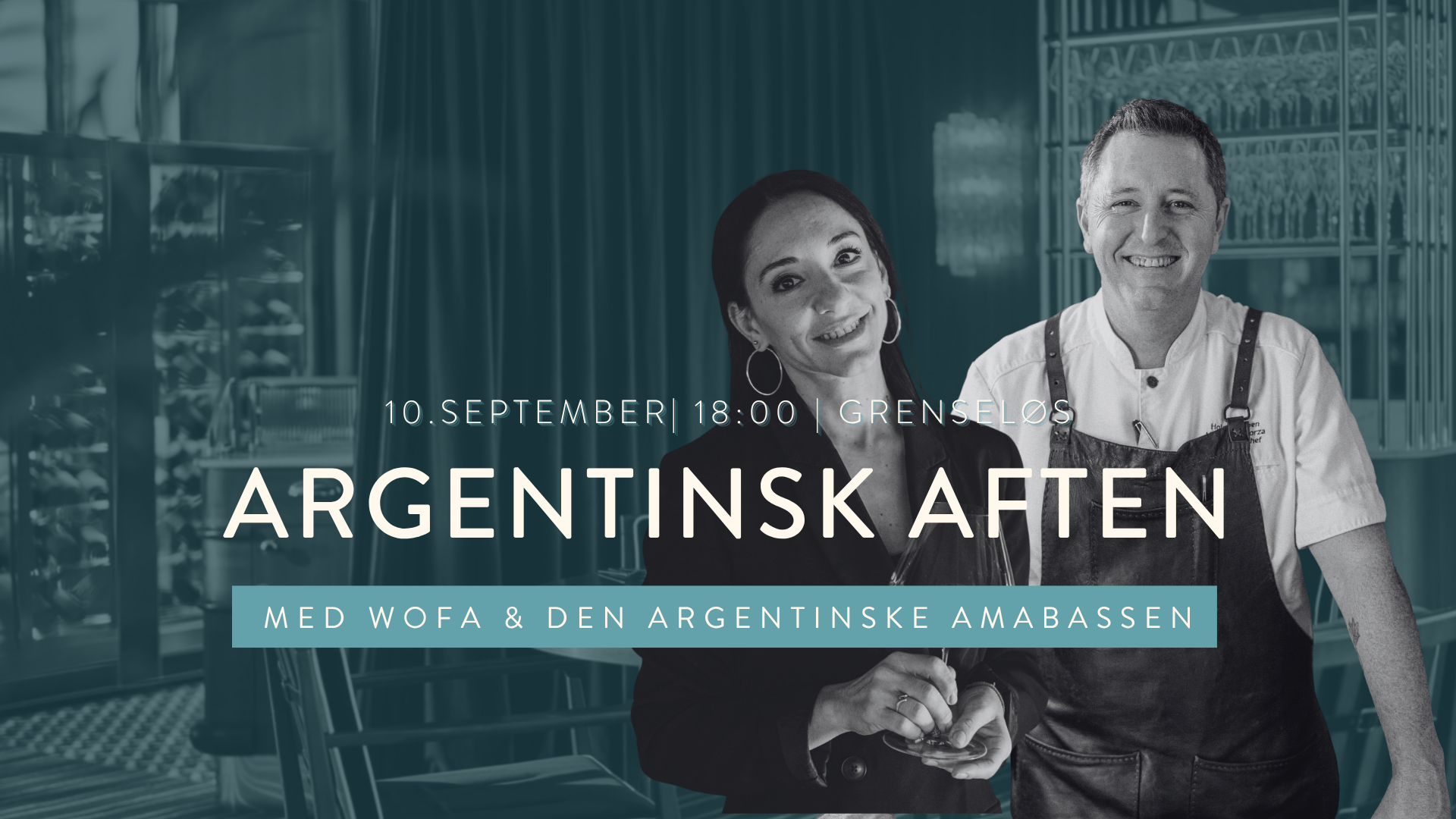 To personer smilende, en kvinne med mørkt hår og smykker, og en mann i kokkelue og forkle, foran et vinkjeller eller restaurantmiljø.