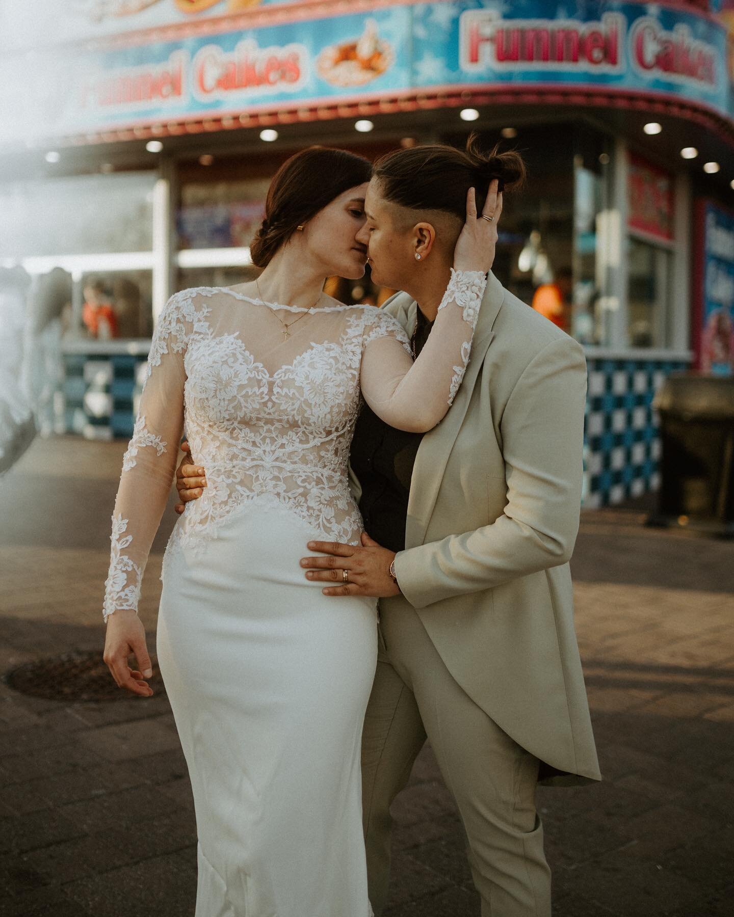 Aujourd&rsquo;hui, je vous partage une rare portion de ma vie mais oh combien importante &agrave; mes yeux🤍

18 mai 2018 -&gt; 18 mai 2023

D&eacute;j&agrave; 5 ans mari&eacute;e avec mon &acirc;me-s&oelig;ur 🤍 

Le mariage n&rsquo;est pas toujours