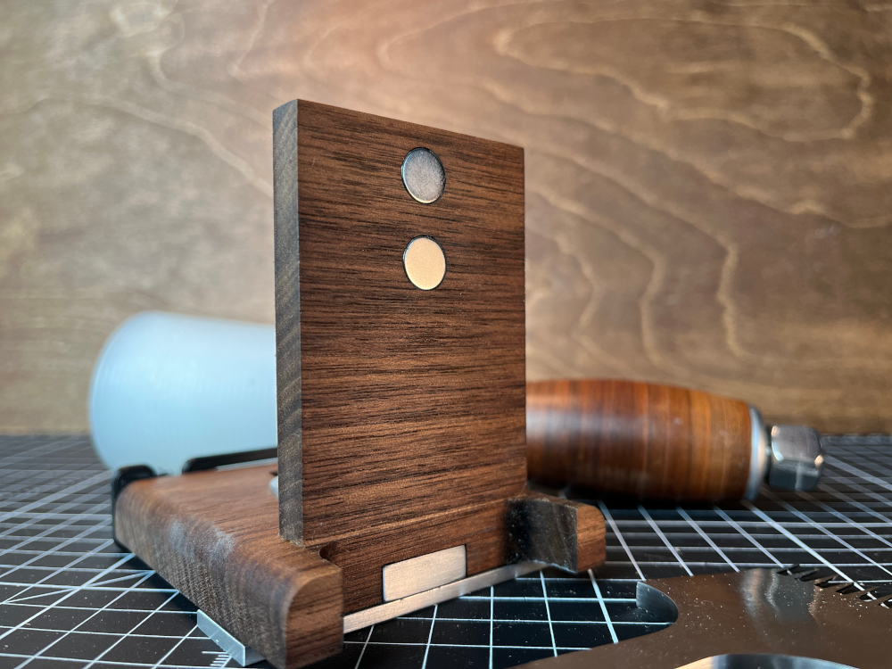 v2_walnut_blackmat_woodbg_sml.png