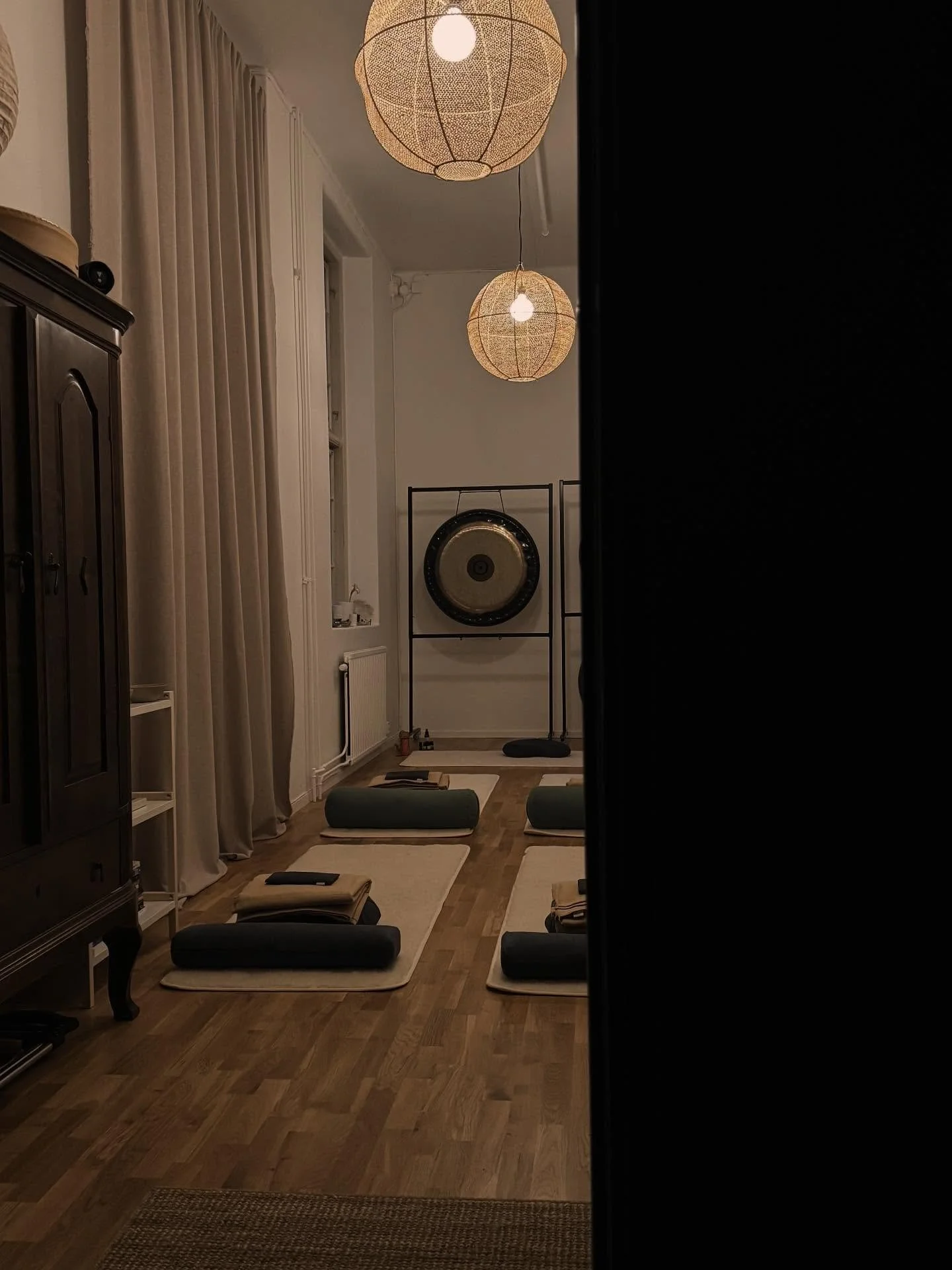 Nu b&ouml;rjar det successivt bli m&ouml;rkare om kv&auml;llarna och myset inne i v&aring;r lilla studio blir n&aring;got extra d&aring; med levande ljus, filar och ullmattor&hellip;🕯️

Varmt v&auml;lkommen att boka in dig hos oss (du hittar h&ouml;