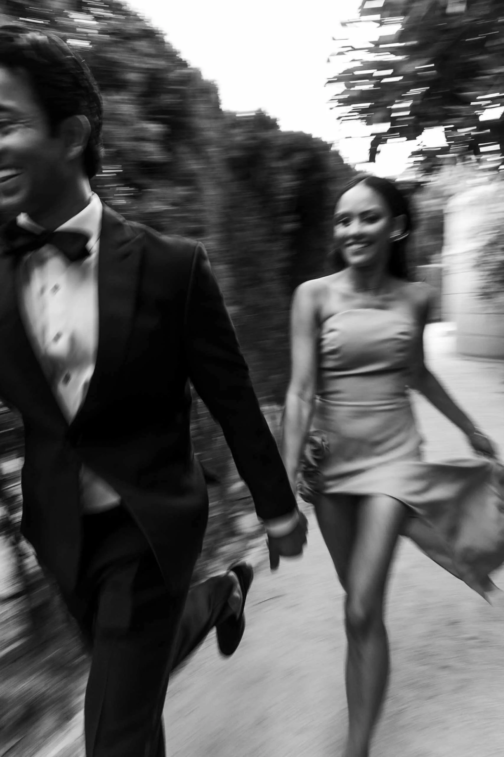 Pareja bailando en un paseo, vista en movimiento, en un entorno exterior.