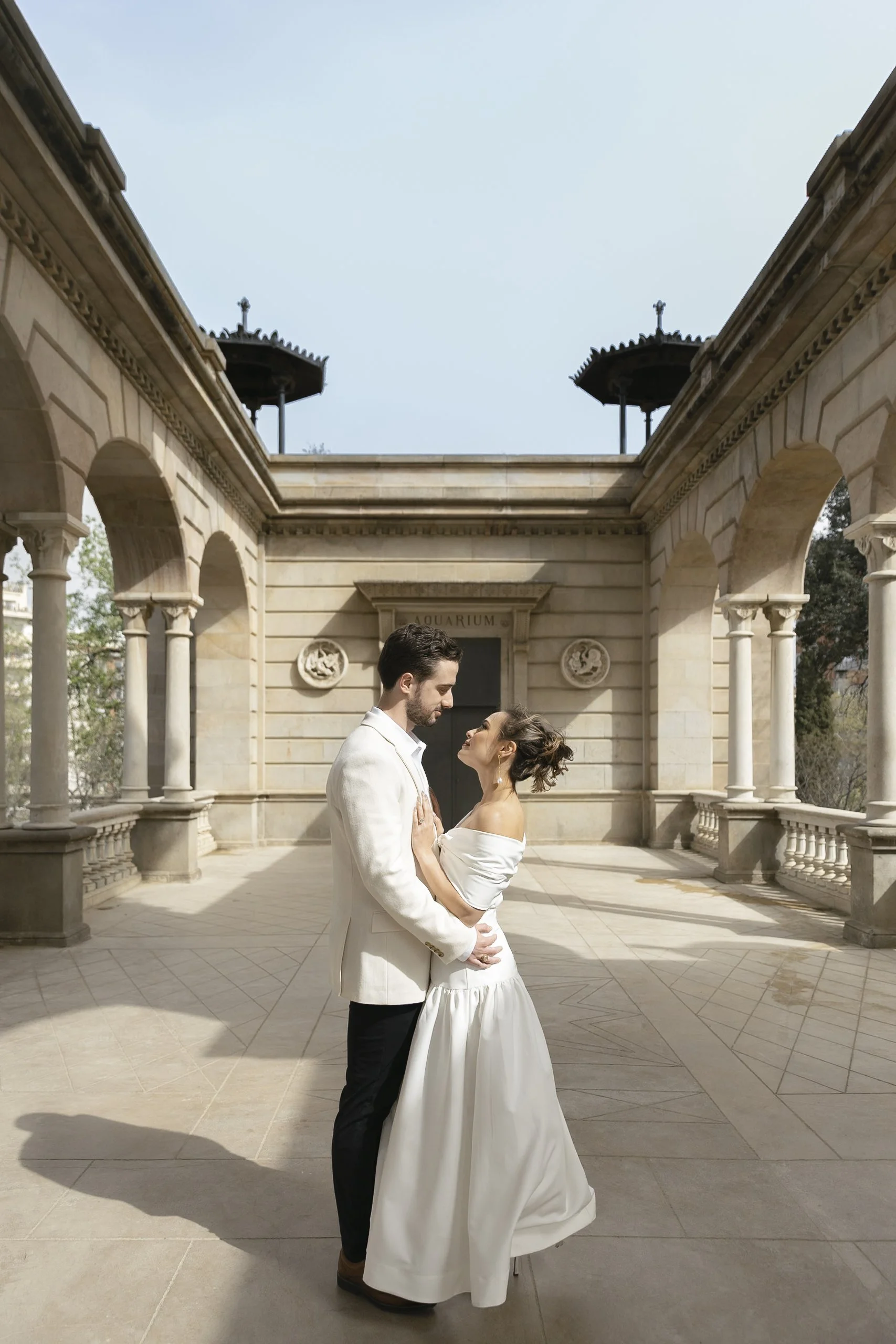 fotografia de pareja en el parque la ciudadela barcelona con fondo de arquitectura clasica en pose romantica