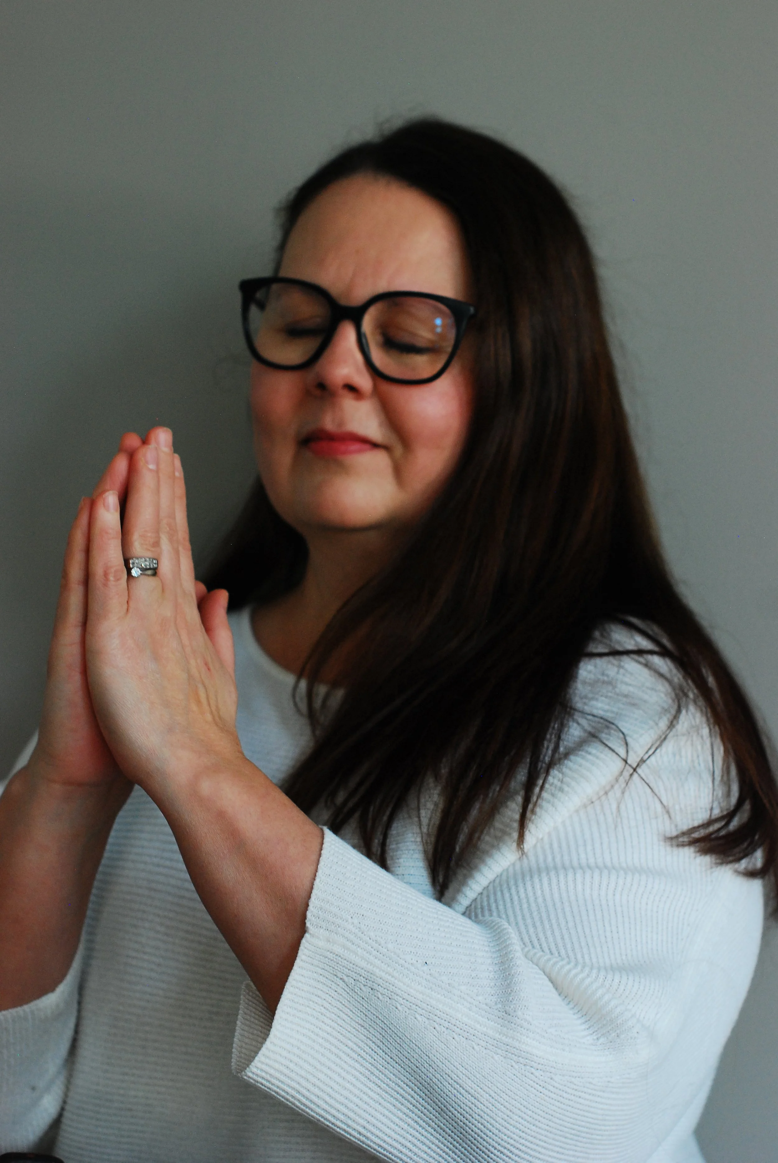 Naisella kädet gassho asennossa