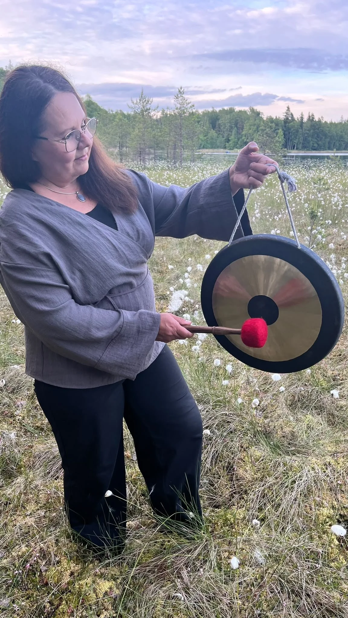 Karoliina Bruun soittaa gongia suolla
