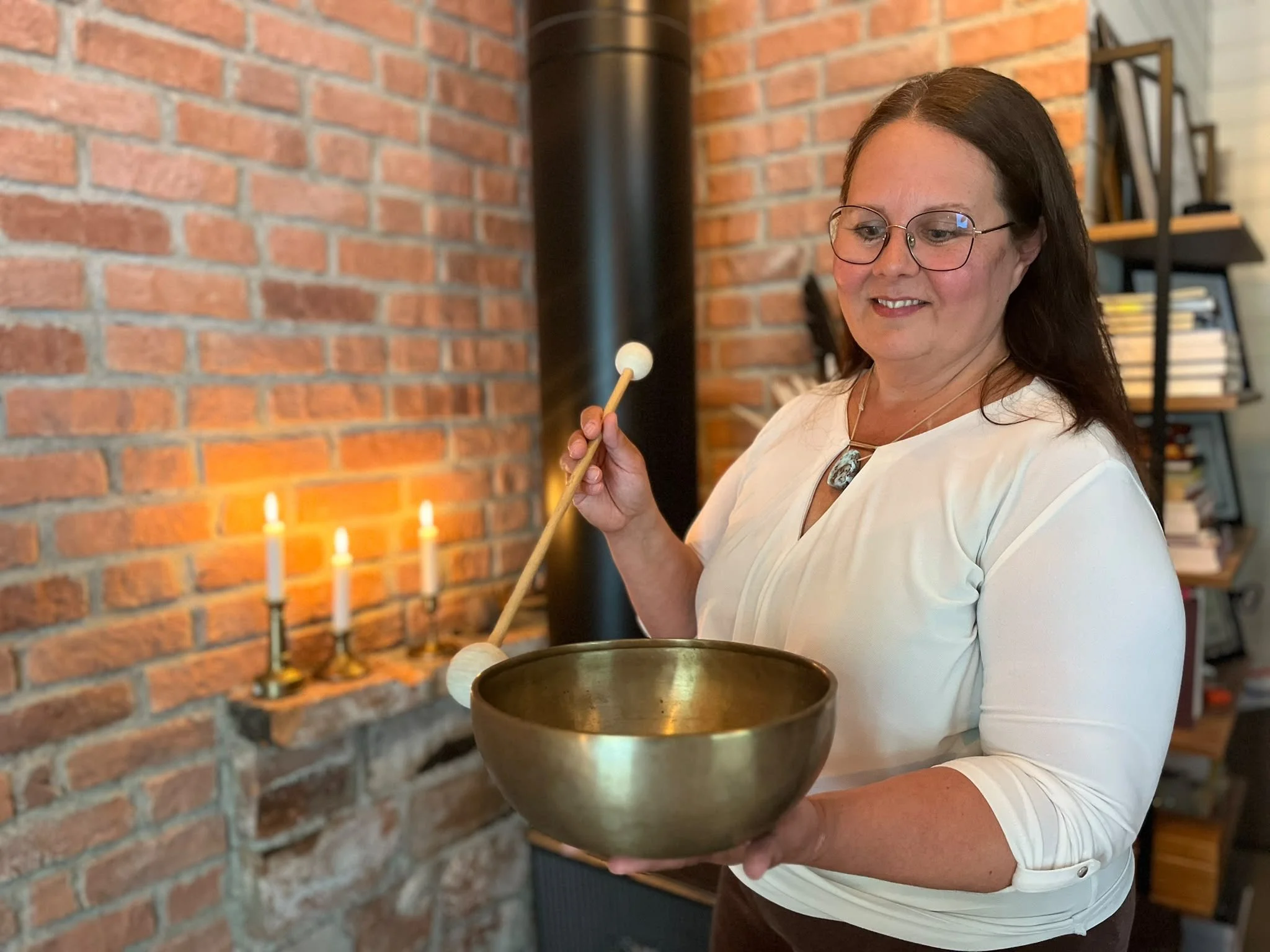 Karoliina Bruun soittaa äänimaljaa