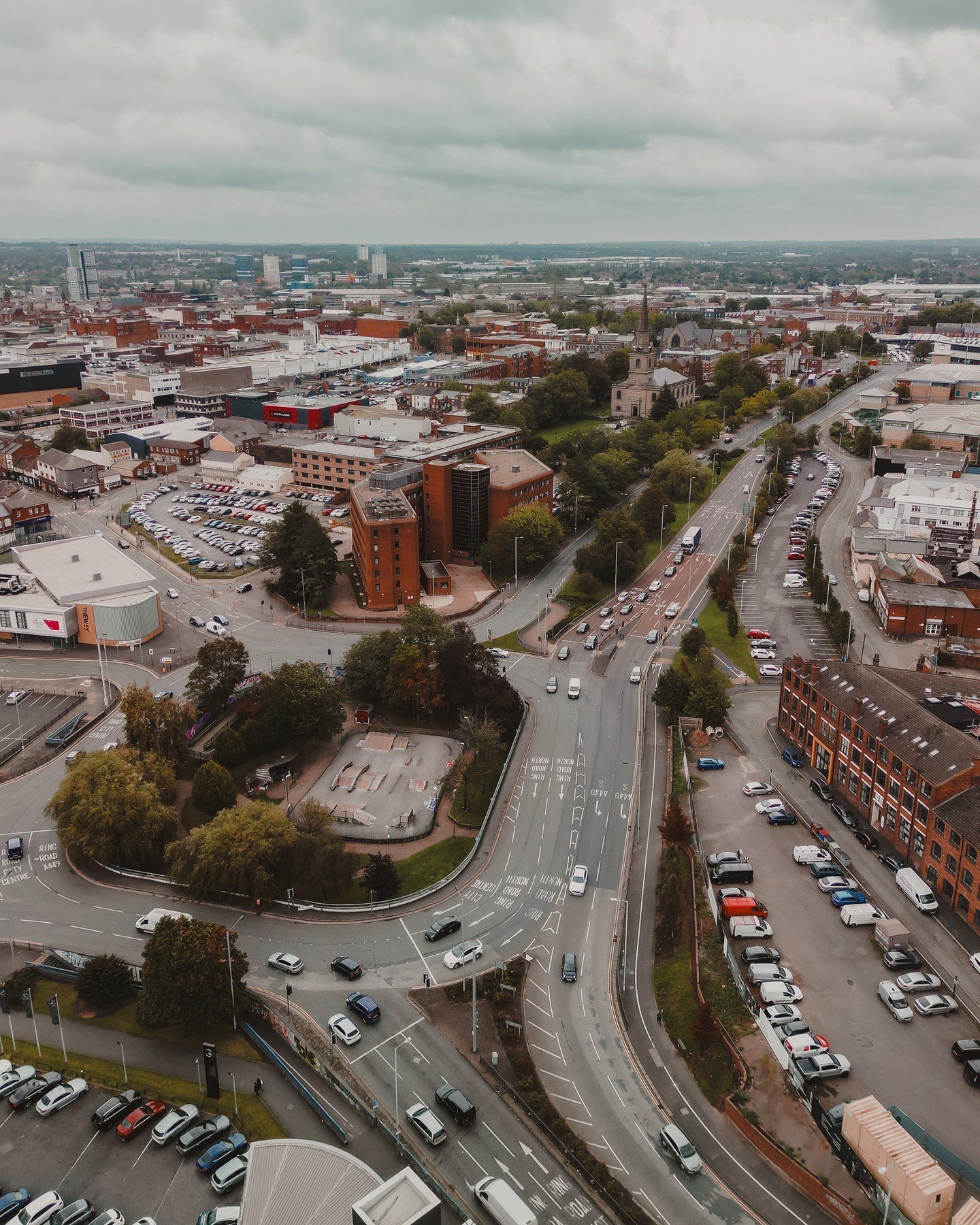 Why move to Wolverhampton?

🏡 Affordable Housing: Wolverhampton offers a lower living cost than other major UK cities, and property prices are relatively more affordable.
🚄 Transportation: The city has excellent public transportation links, includi