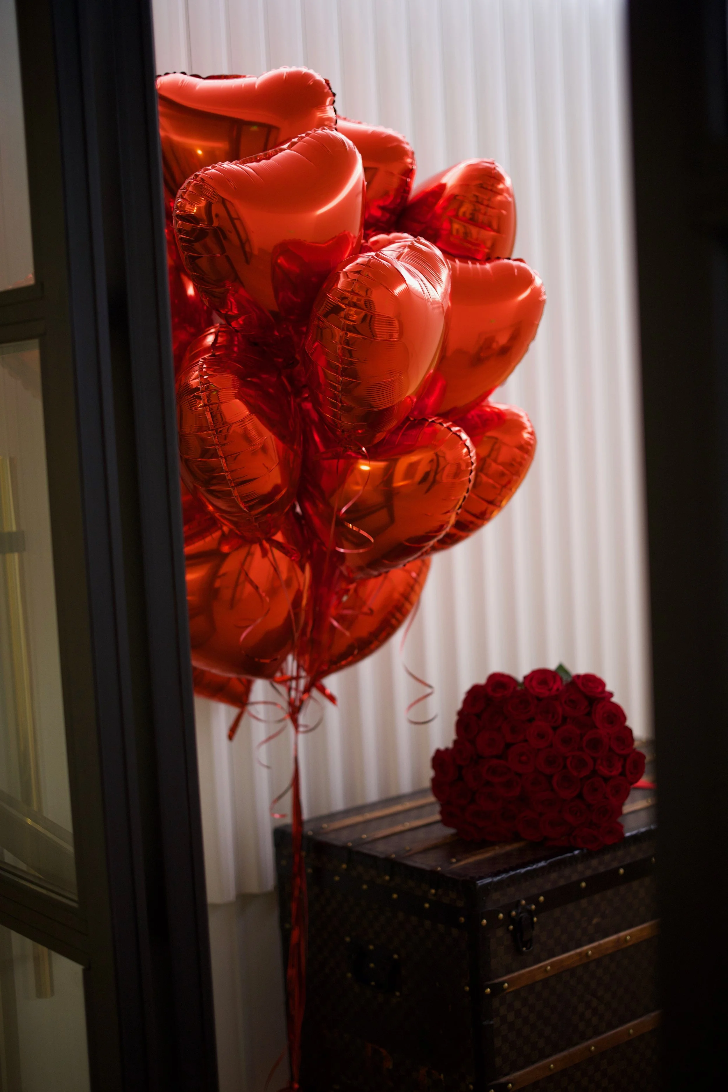 50 Roses & 20 Ballons à l’Hélium ❤️ Signature Rouge