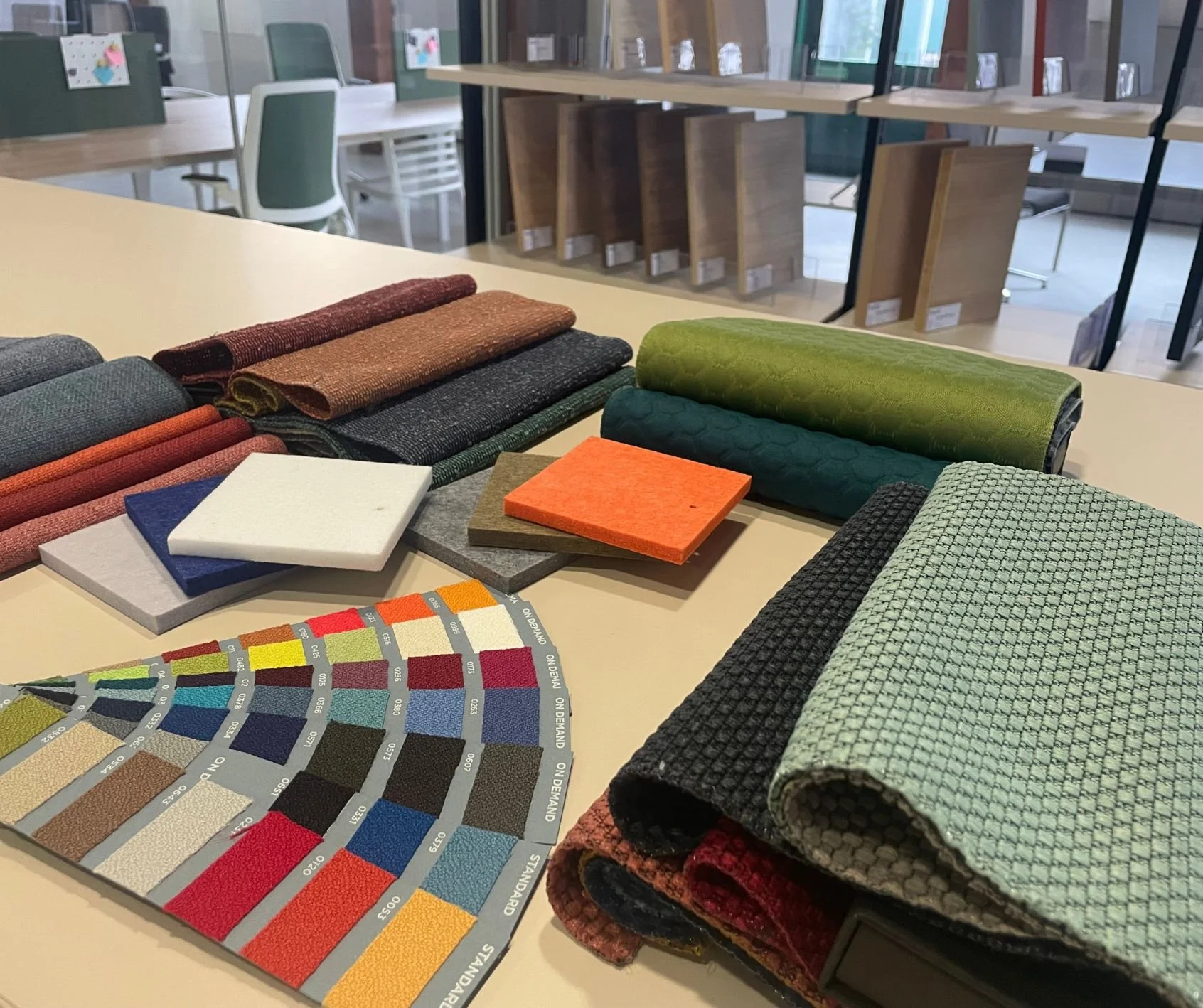 Come scegliere i rivestimenti in tessuto per i mobili da ufficio: guida pratica a colori, texture e luce​​