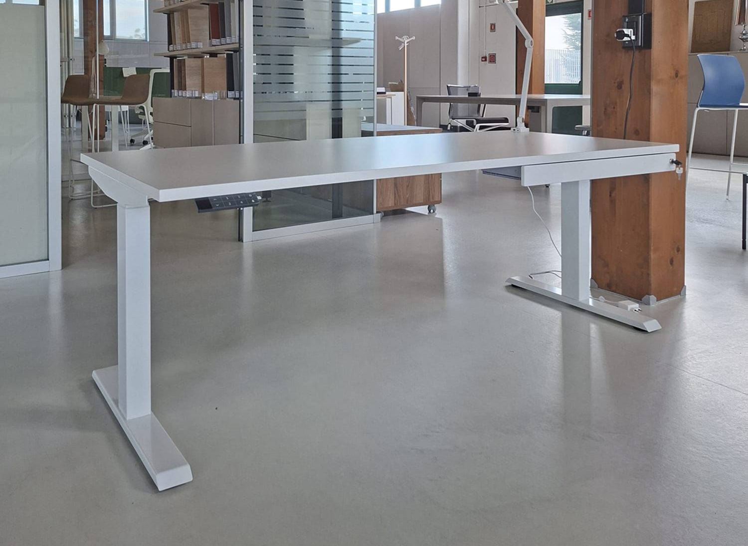 L'Ufficio Dinamico: come le scrivanie elevabili e l'ergonomia trasformano il lavoro quotidiano
