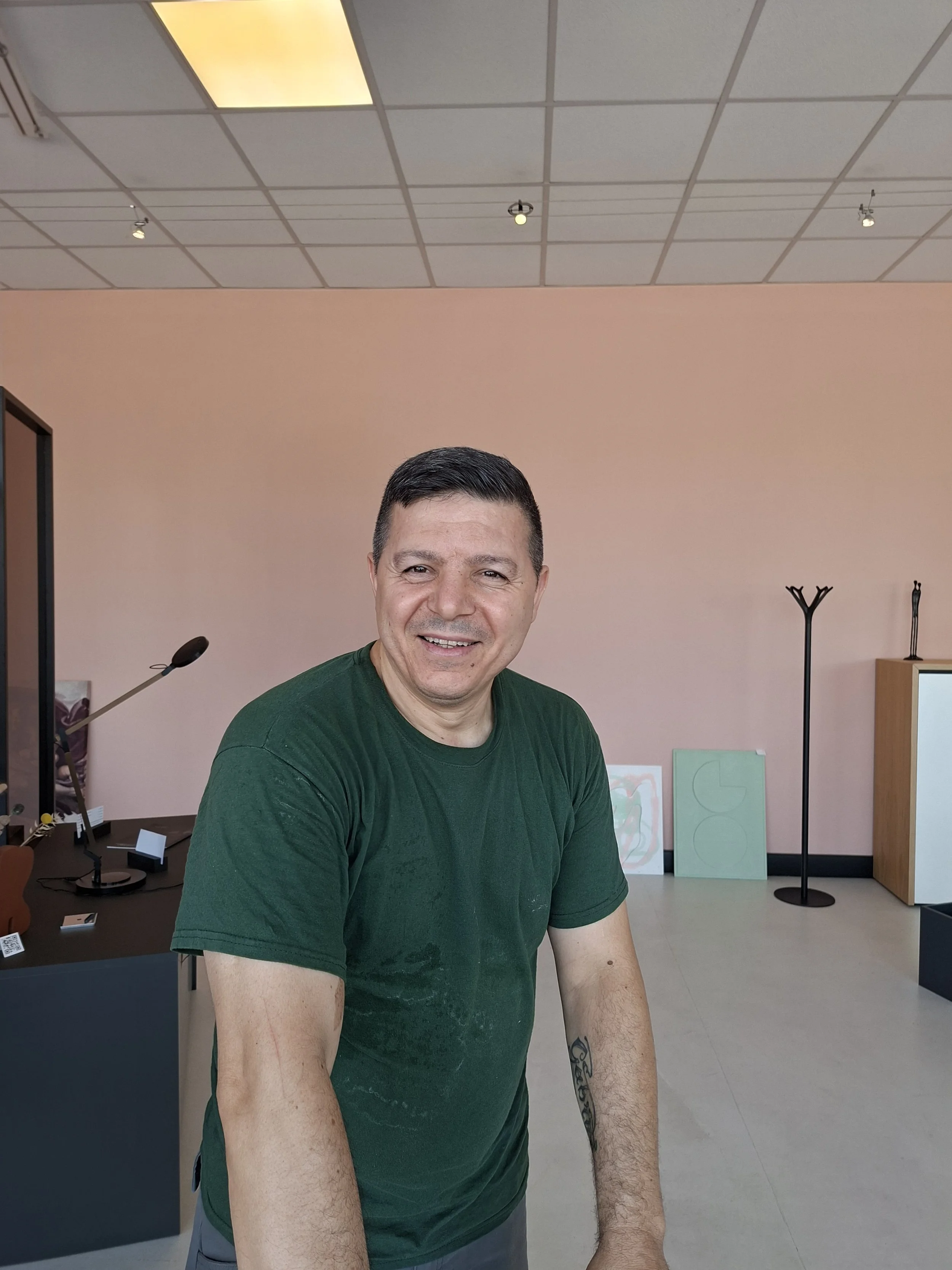 Uomo che si guarda allo specchio con un'espressione pensierosa.