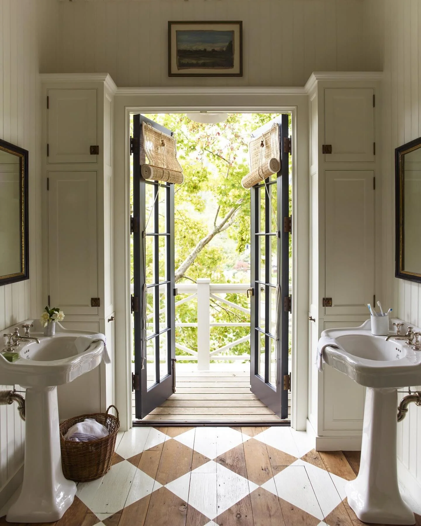 Almost time to throw open the windows and doors&hellip;ready for you spring!!! 🌾

#bath #bathroomdesign #bathroominspiration #bathroomdecor #spring #newengland #newenglandliving