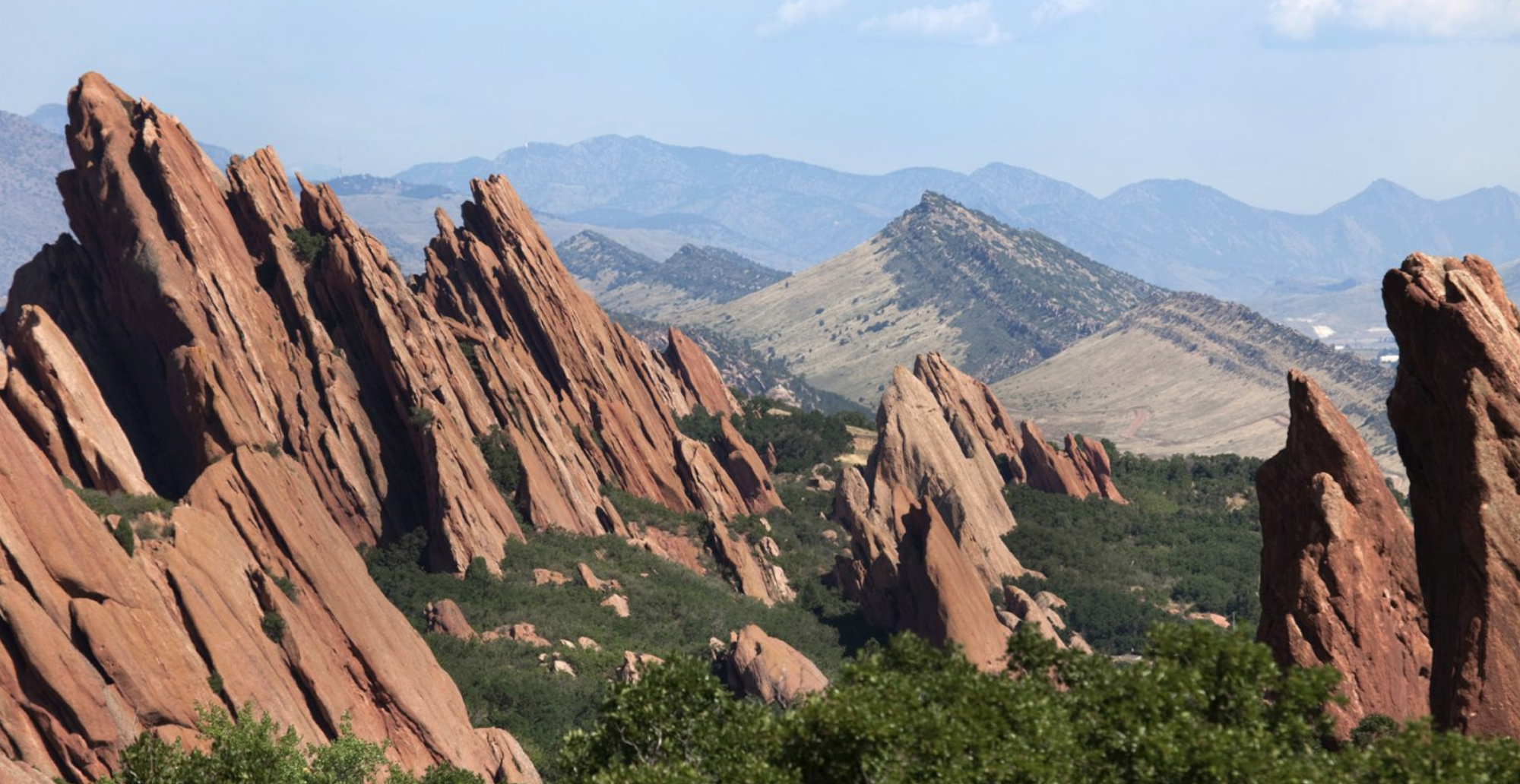 Red rock formations and mountain landscape in Garden of the Gods, Colorado Springs