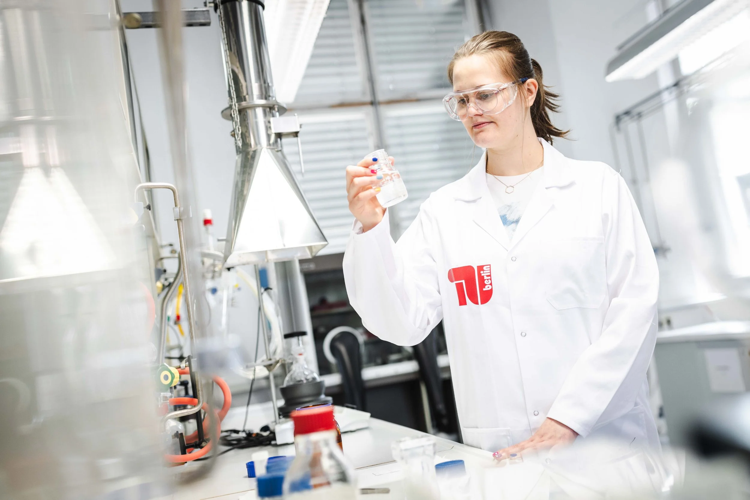 Wissenschaftlerin im Labor einer Universität. Universtätsfotografie, Forschung und Labore..jpg