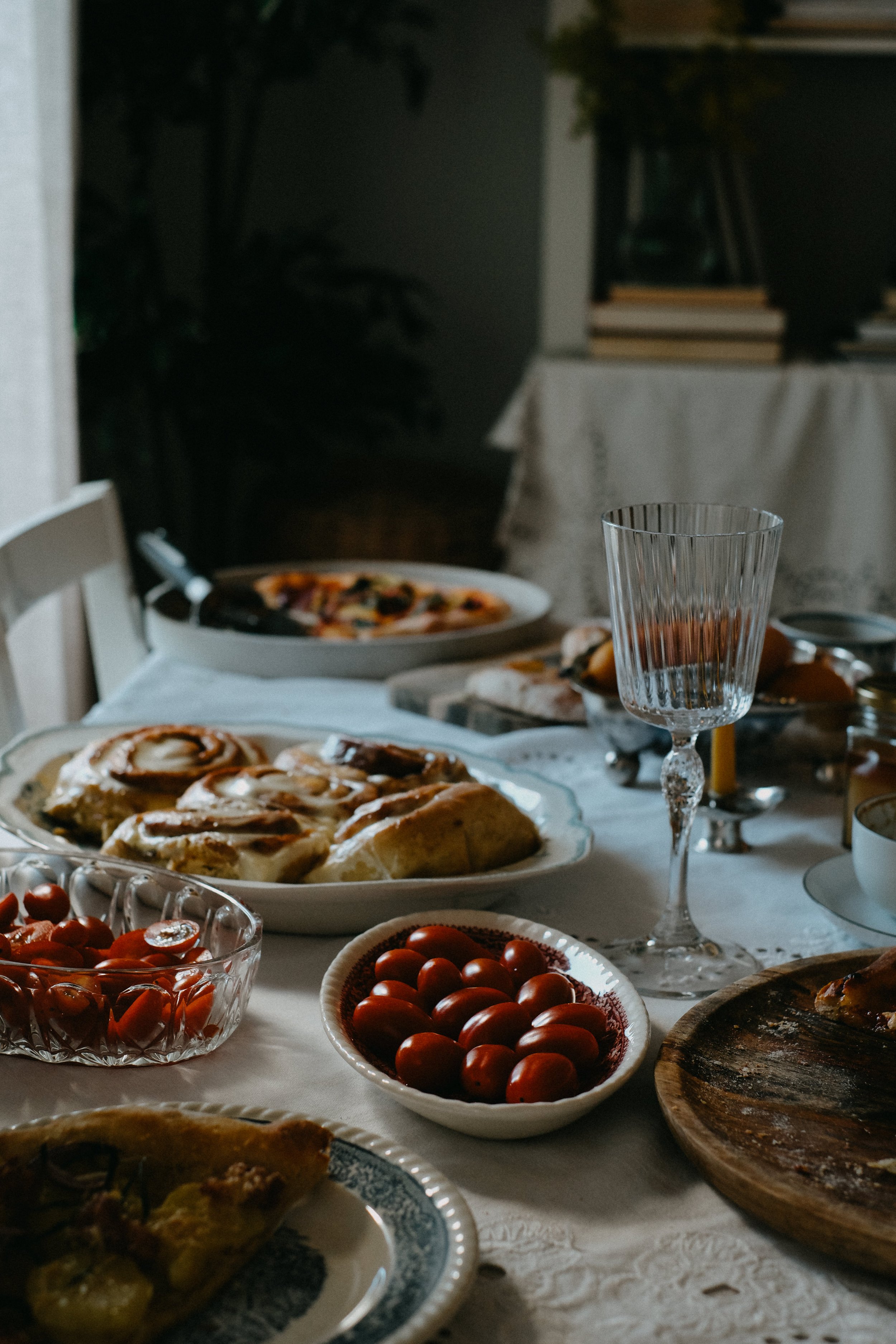 moody table setting