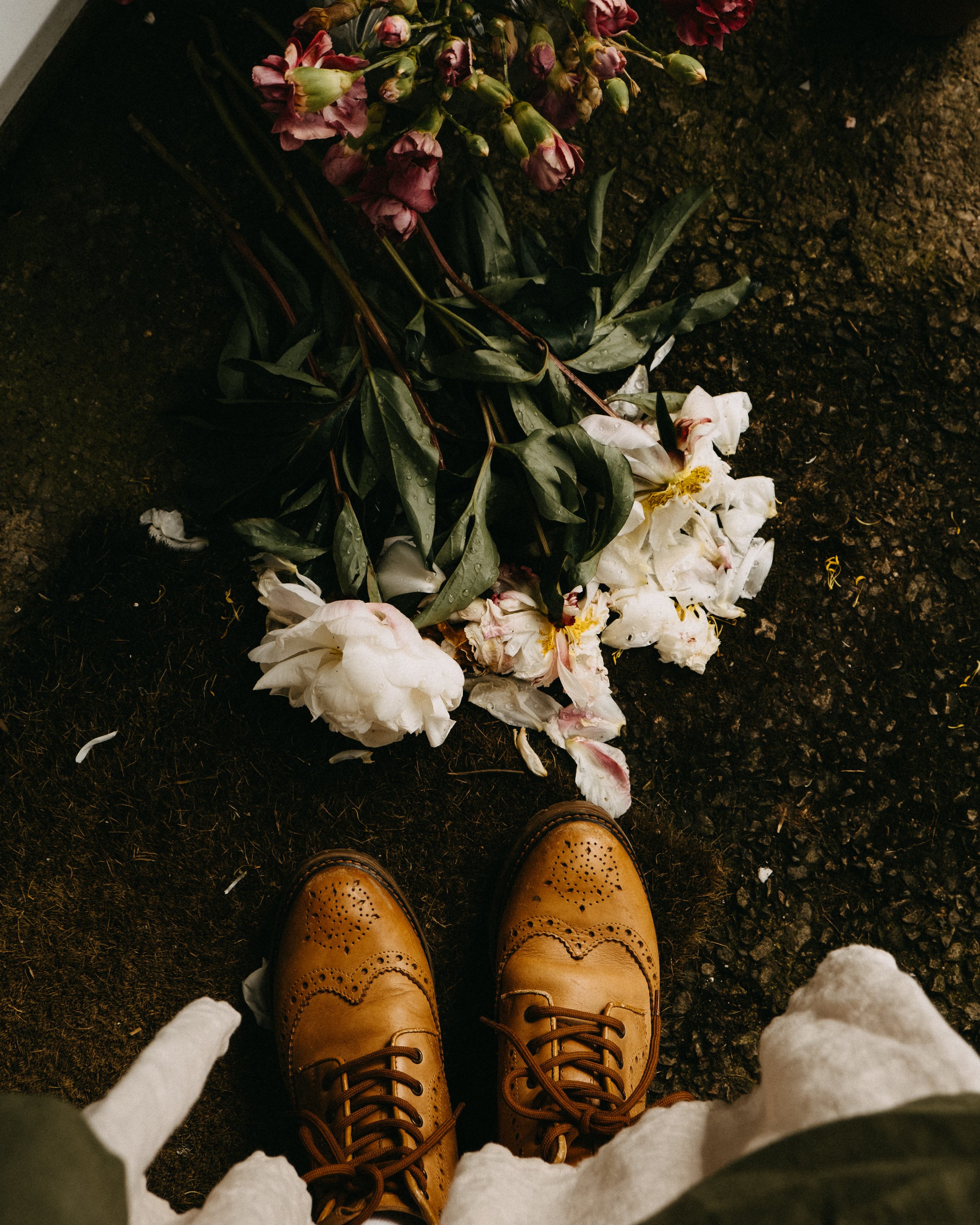 Captured this small moment between walking inside with the camera after taking photos in the garden and, moments later, taking these old peonies and carnations to the compost bin.
Wearing my trusty leather boots and a linen dress, I fell in love with