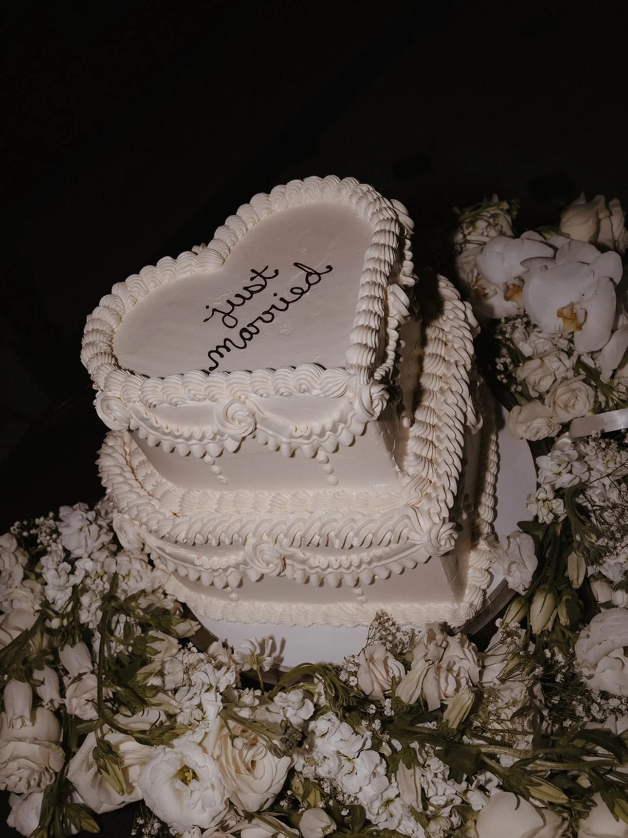This black and white preppy wedding was every library 📚 lovers dream 💭. A library catalogue seating chart, the bar named Liegey Library to celebrate their last name while cheering tasting cocktails 🍸 and the vintage toile linens felt like we were 