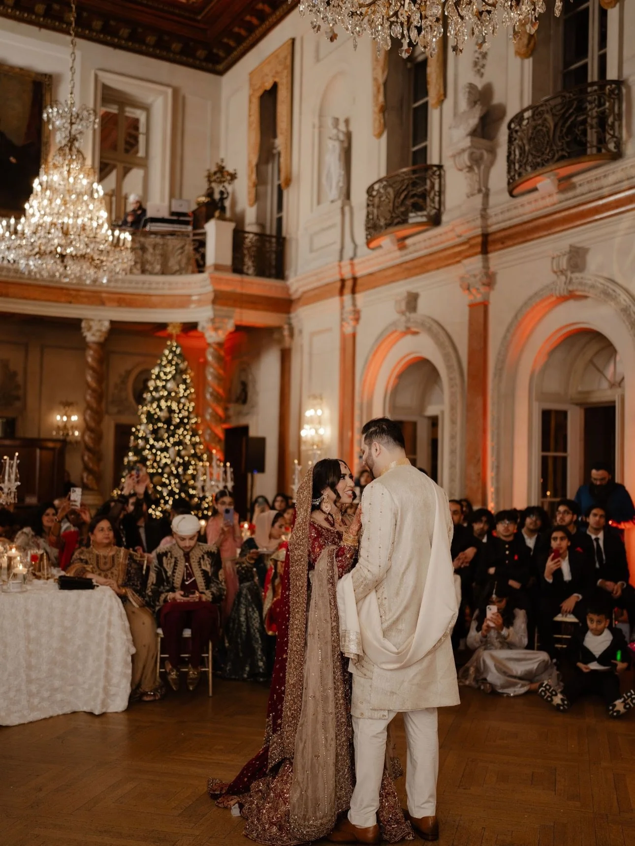 This Christmas wedding was absolutely stunning with the mix of reds and golds and white ❤️🍾👰🏼. What a perfect way to kick off the Christmas season by saying &ldquo;I do&rdquo; 💍💍

Planner: @lizzienobleevents
Venue: @eventsatandersonhouse 
Photo 