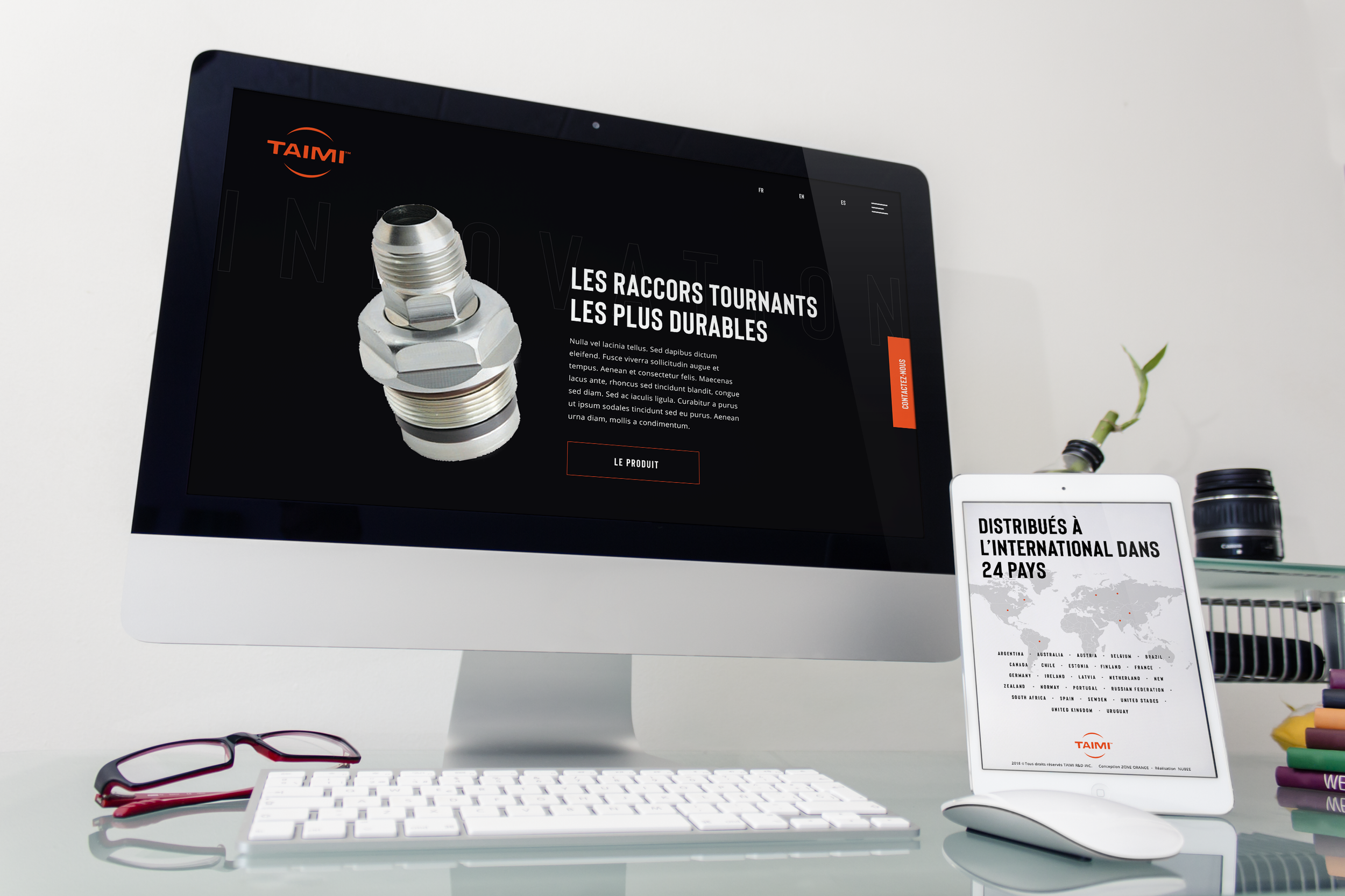 Espace de bureau avec ordinateur, tablette, lunettes, clavier, souris, et objets de bureau, fond blanc, affichages sur l'écran d'ordinateur et tablette avec textes en français.