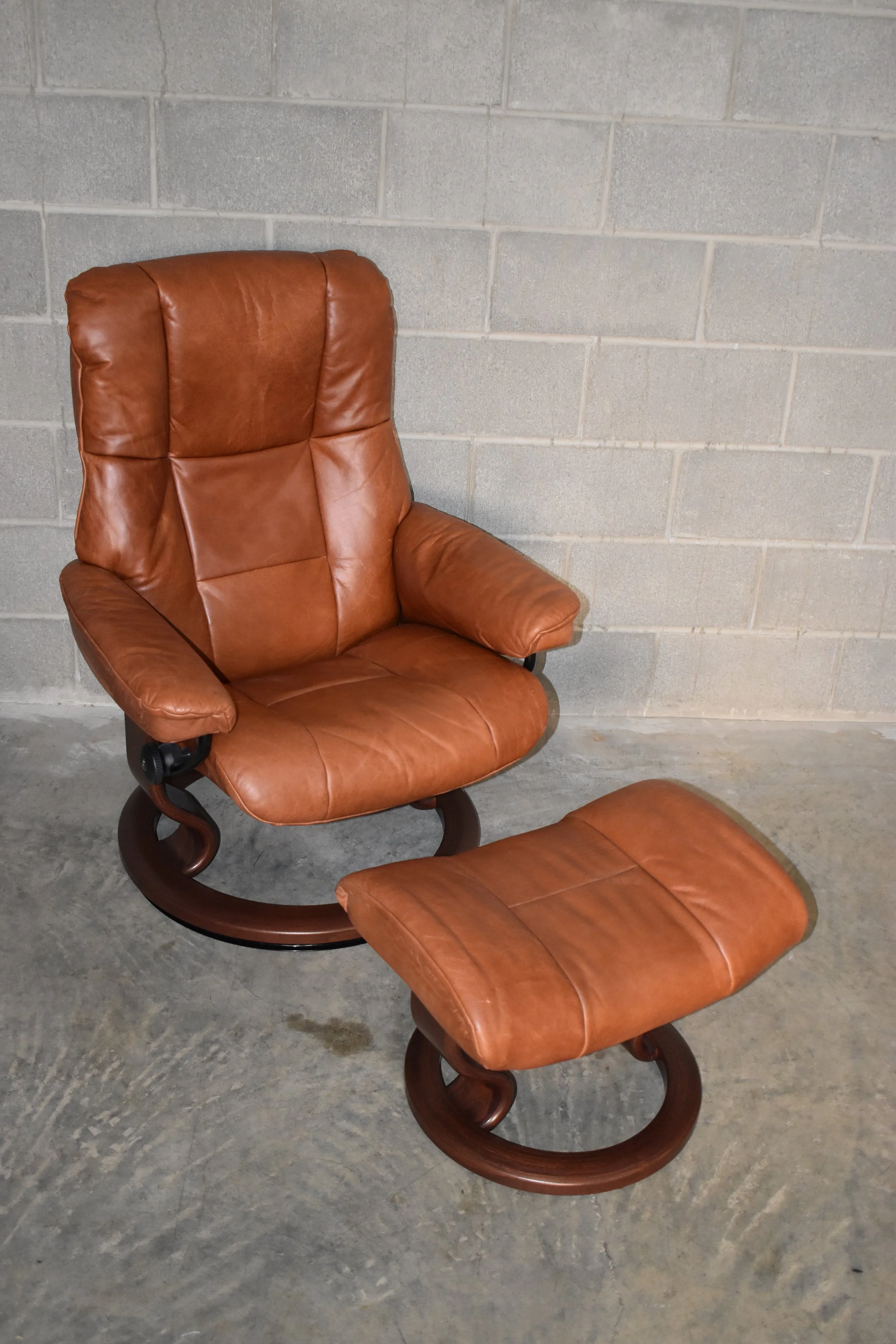 Early 1990s Vintage Ekornes Stressless Leather Recliner with Ottoman, mcm, mid century modern, leather, classic, vtg, vintage