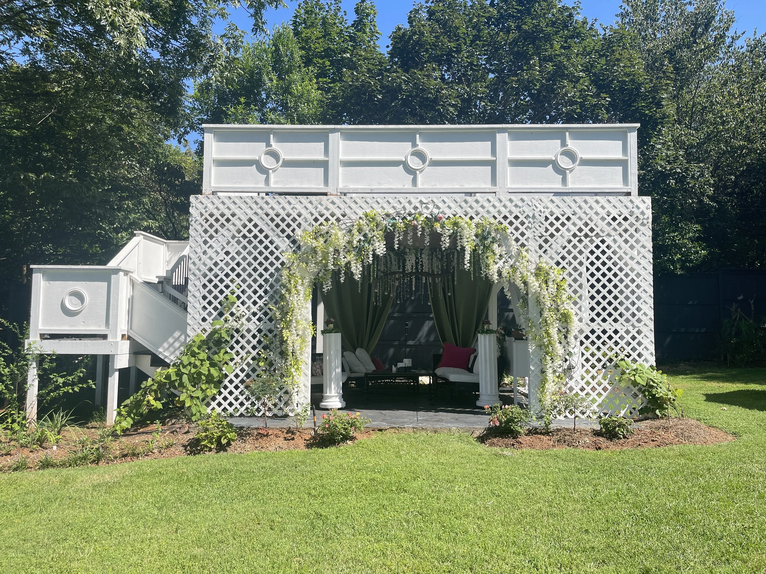 Best garden wedding venue in Hickory, NC. Sits at the entrance of downtown Newton. Close to El Batan, 3 Little Birds, Hen and Egg, The New State Thearter, your event at the inn provides restaurant options for our visiting guests.