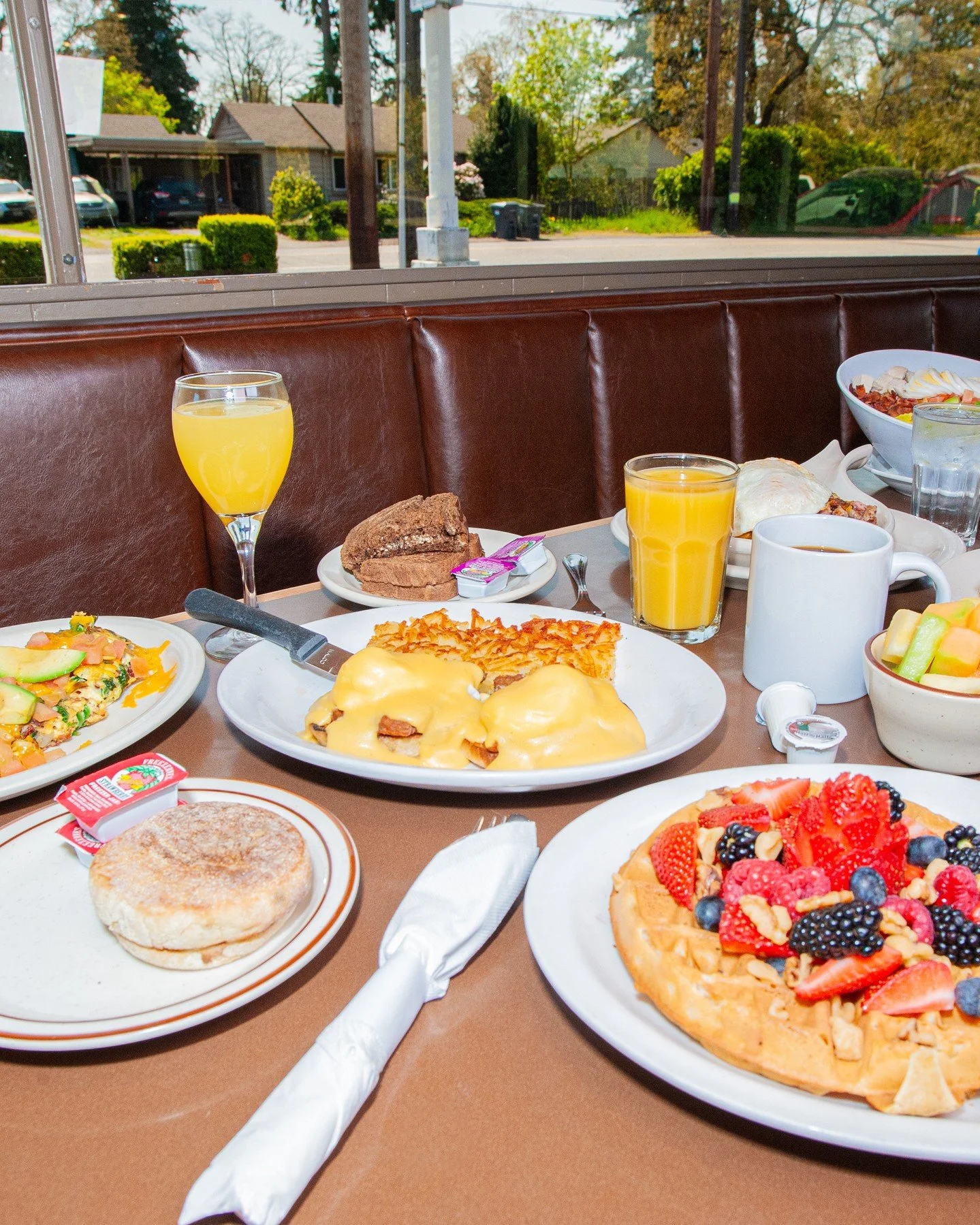 Good afternoon from your friendly neighborhood diner!⁠
⁠
Burs has been serving Lakewood since the 1950s, and we&rsquo;re here cooking up breakfast, lunch, and dinner every day. Whether it&rsquo;s pancakes, pie, or a stop in the Forrest Room lounge to